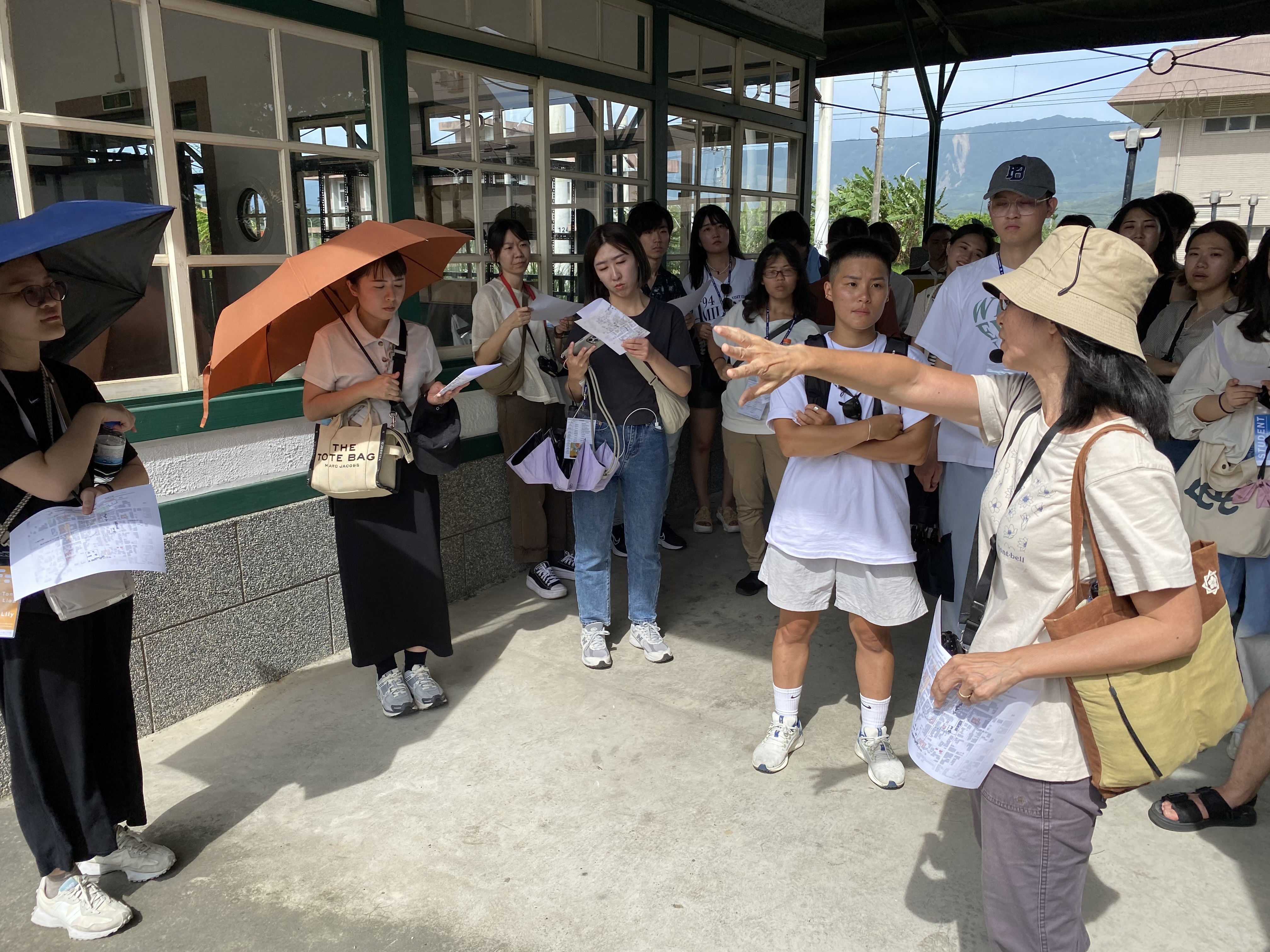 Dr. Wang Zhen-Shan provided an exposition on the architectural heritage of the old Guanshan Railway Station to the participants of the international workshop.