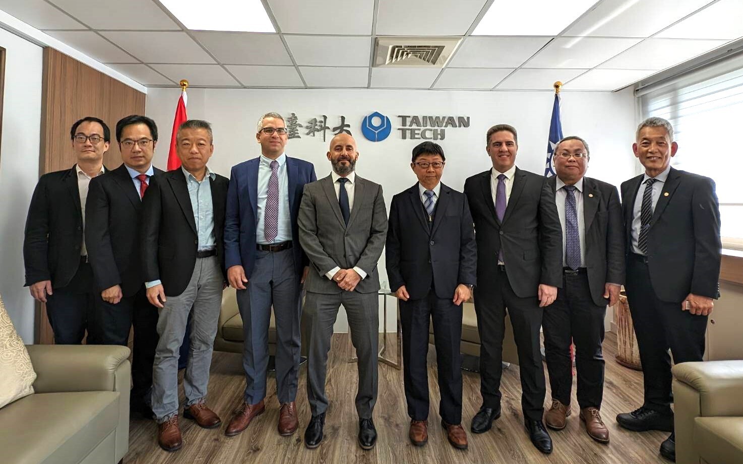 Taiwan Tech and the Paraguayan delegation took a photo. From left to right: Shan-Hsiang Shen, Director of Teaching and Research at Taiwan-Paraguay Polytechnic University (UPTP) Project Office; Meng-Kun Liu, Director of Student Affairs at the UPTP Project Office; Yu-Lin Kuo, Director of the Department of Mechanical Engineering; Advisor Caniza from the Ministry of Information and Communication Technologies of Paraguay; Duarte, President of Taiwan-Paraguay Polytechnic University and Economic Advisor to the Presidential Office; Jia-Yush Yen, President of Taiwan Tech; Gustavo Emigdio Villate Samaniego, Minister of Information and Communication Technologies of Paraguay; Ming-Jyh Chern, Dean of the College of Engineering; Jhy-Chern Liu, Vice President of Taiwan Tech.