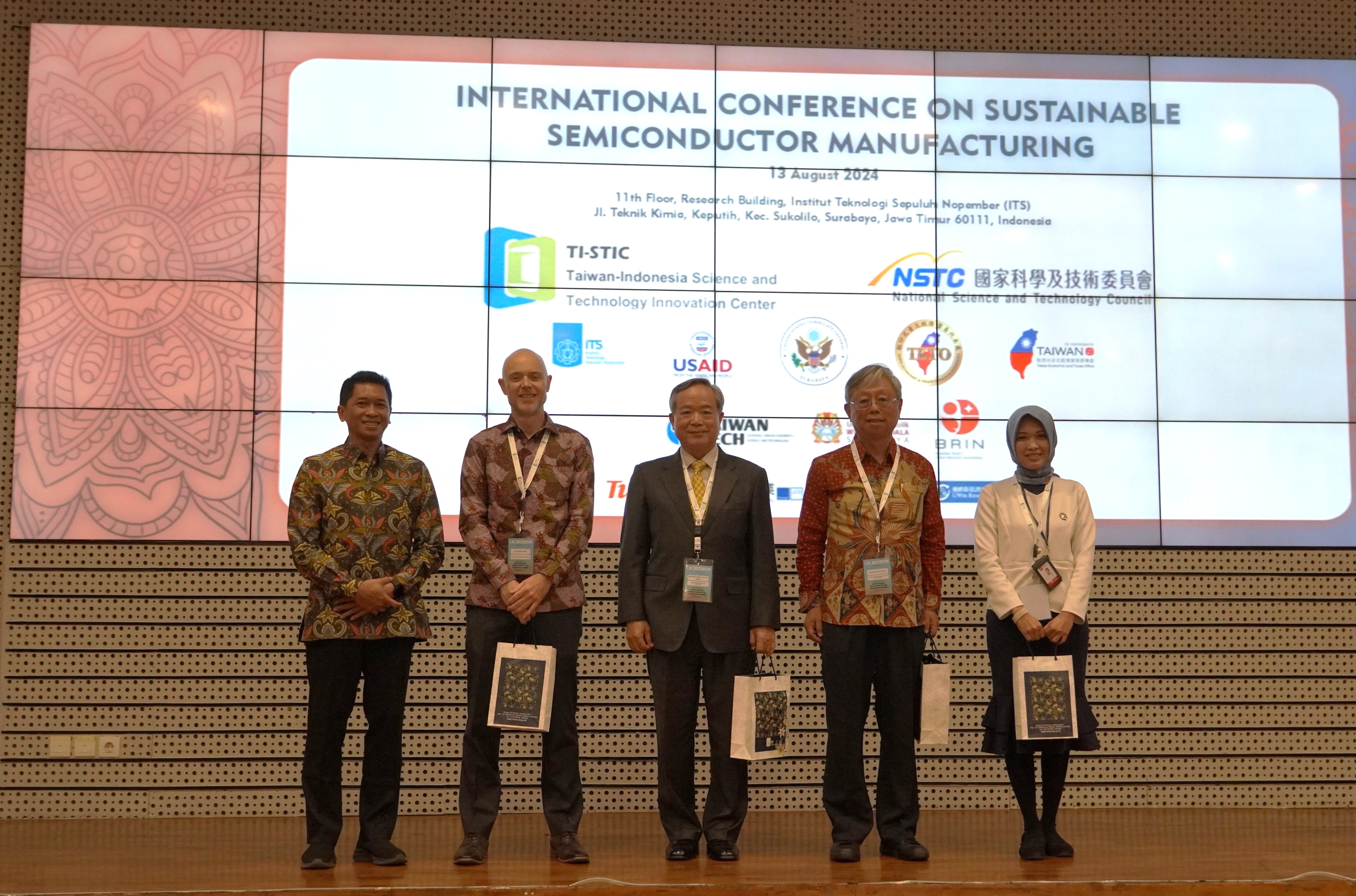 On August 13, Taiwan Tech and Sepuluh Nopember Institute of Technology in Indonesia co-hosted a conference on “Sustainable Semiconductor Development”, with representatives from Taiwan, the U.S., and Indonesia to attend. Pictured left to right: Bambang Pramujati, President of Sepuluh Nopember Institute of Technology in Indonesia; Chris Green, Consul of the Consulate General of United States in Surabaya; John C. Chen, Taiwan's Ambassador to Indonesia; Jian-Wei Chen, General Manager of TUL; and Ajeng Arum Sari Loka, Director of Indonesia's National Research and Innovation Agency (BRIN).