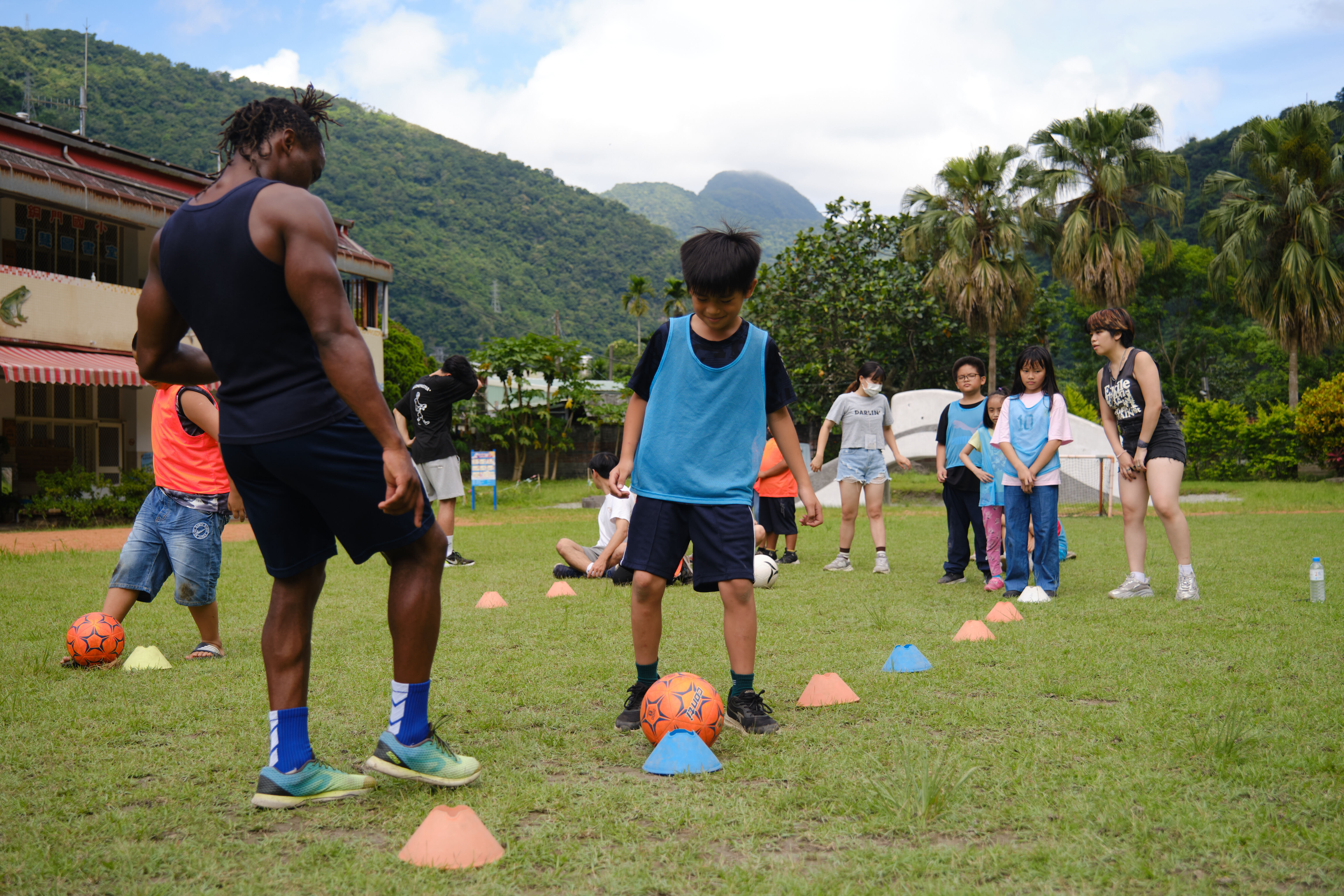 In the 2023 Tongmen Elementary School summer camp, Malawian volunteer student Astro conducted a soccer class.