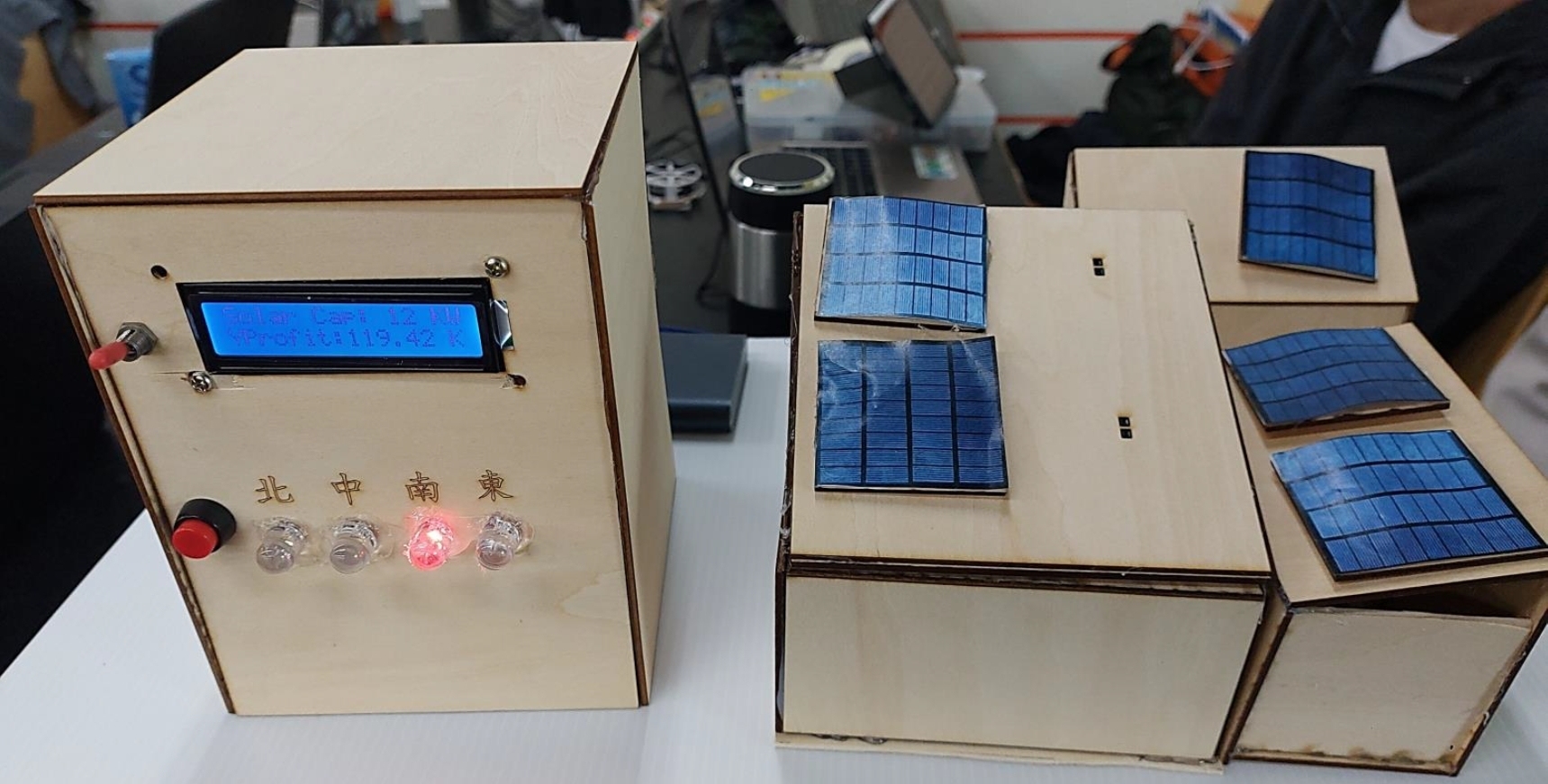 The “Physical Solar Efficiency Simulation System and Citizen Power Plant Integration Platform” dynamically calculates power generation capacity and returns based on the combination of housing and solar module installations.