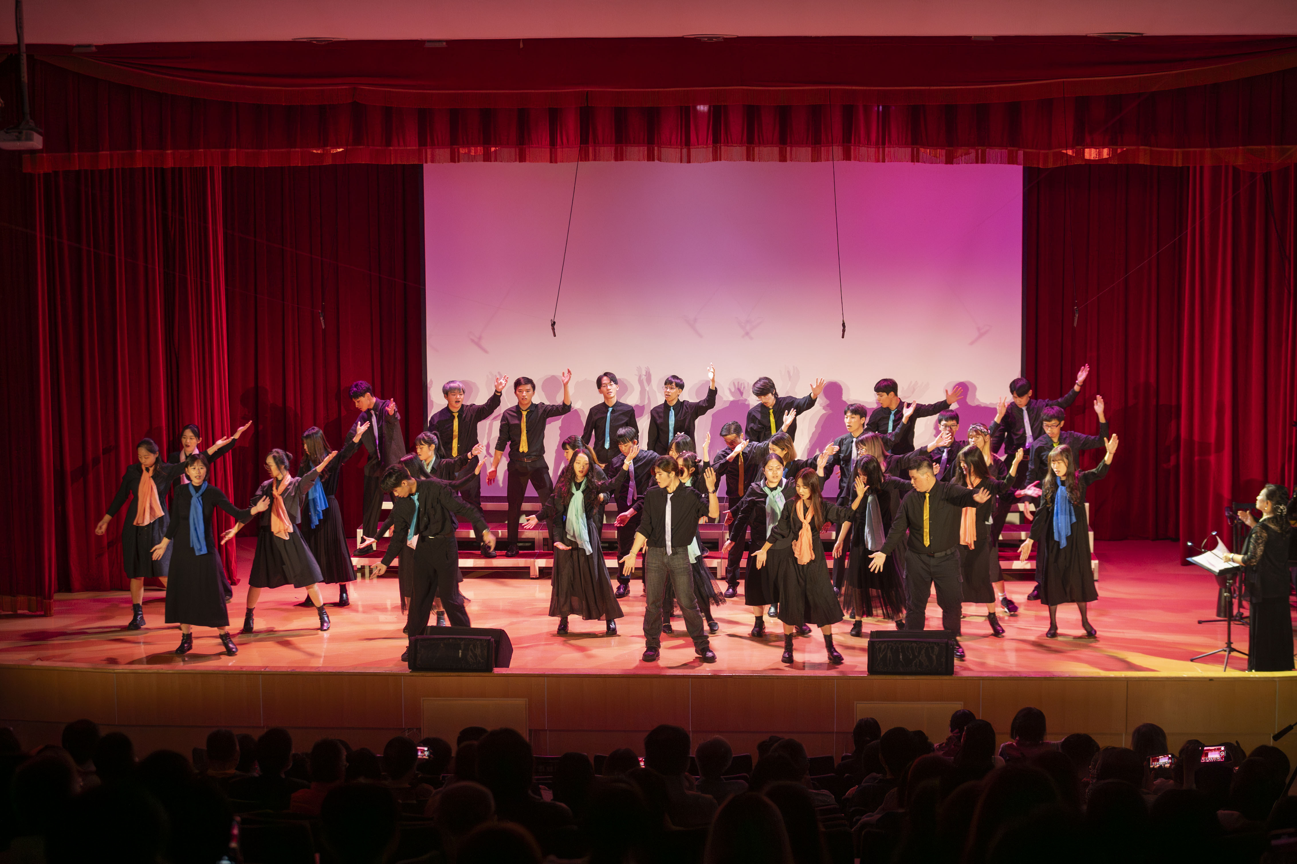 Students from the general education course “Vibrant Chorus” express themselves on stage.