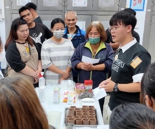 Student lecturer You-Hsuan Liao explains the application of the molds.