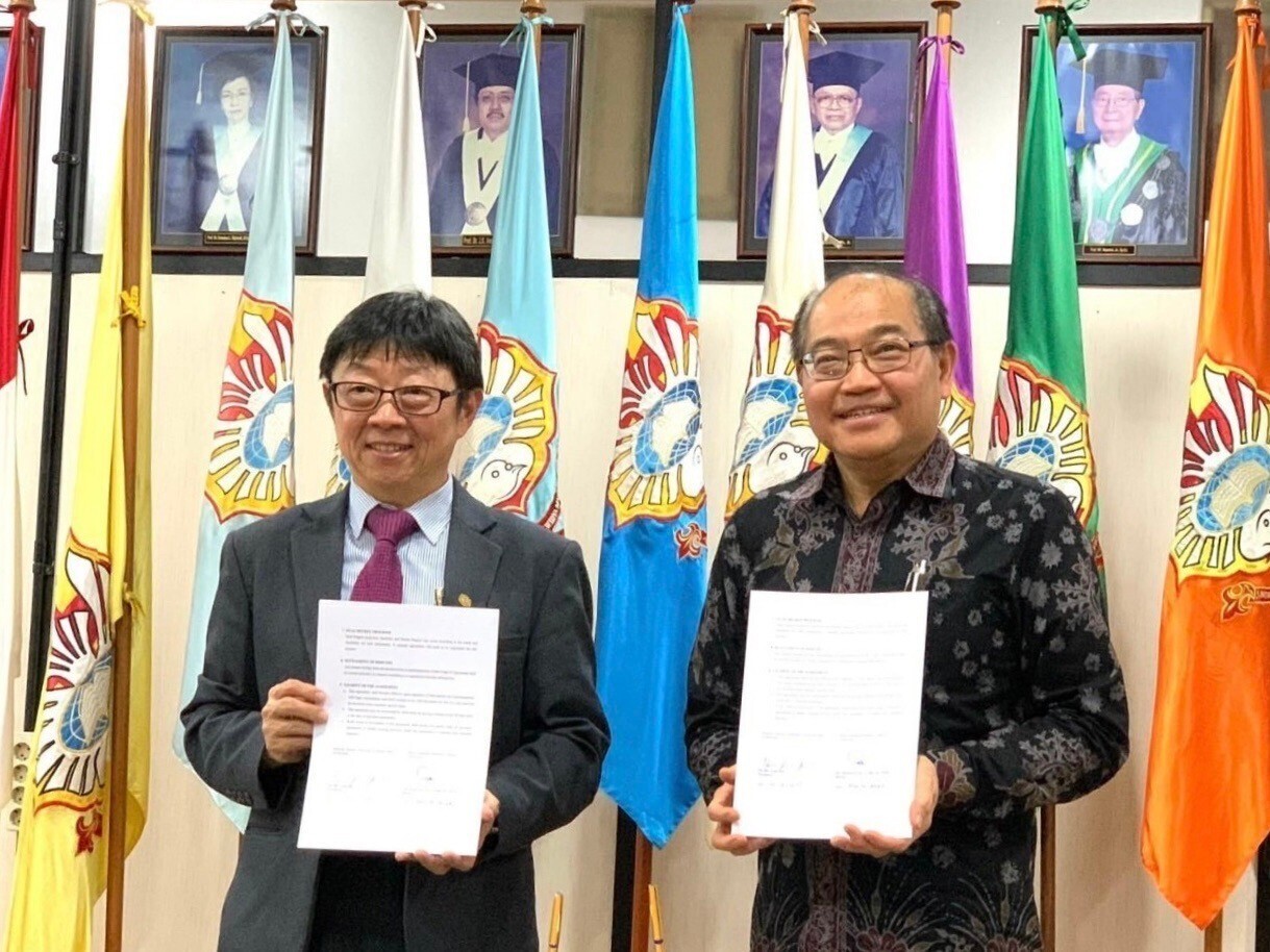 The President of Taiwan Tech Jia-Yush Yen (left) and Dr. Kuncoro Foe, the President of Widya Mandala Catholic University in Indonesia (right), renewed the memorandum of cooperation between their respective institutions.