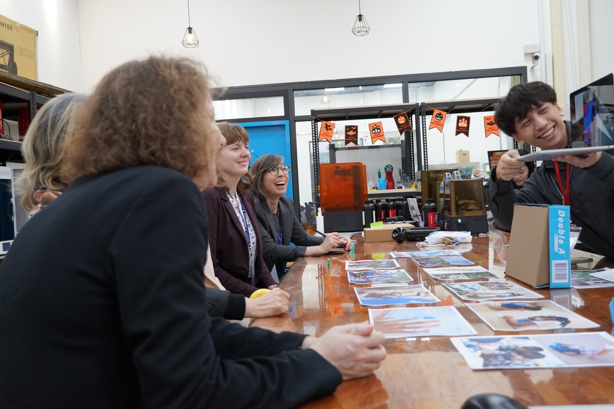 The delegation from the University of Bristol visited the 3D printing center at Taiwan Tech.