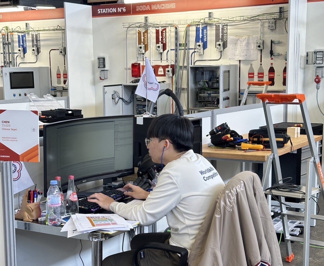 The task in this year's international competition was to design a soda factory, which required Yi-Chih Chen to simulate the installation of electrical and automation devices, including pipelines, cables, sensors, instruments, and controllers.