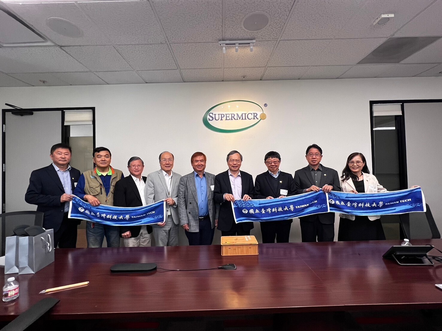 Visiting Outstanding Alumni Jian-Hou Liang (Charles Liang), CEO of SuperMicro