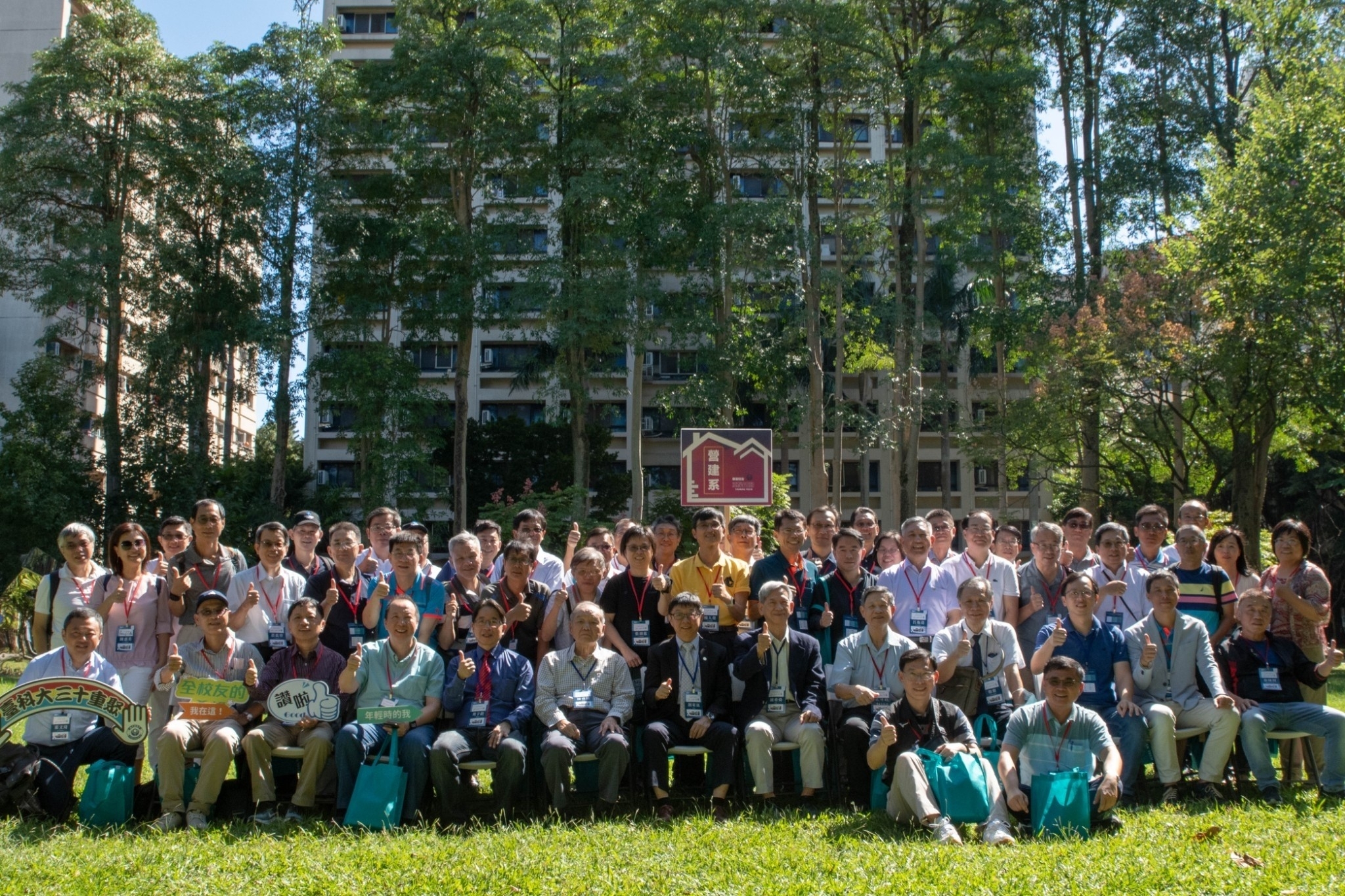 Recreating the past by taking photos with teachers in front of Student Dormitory Building 2.