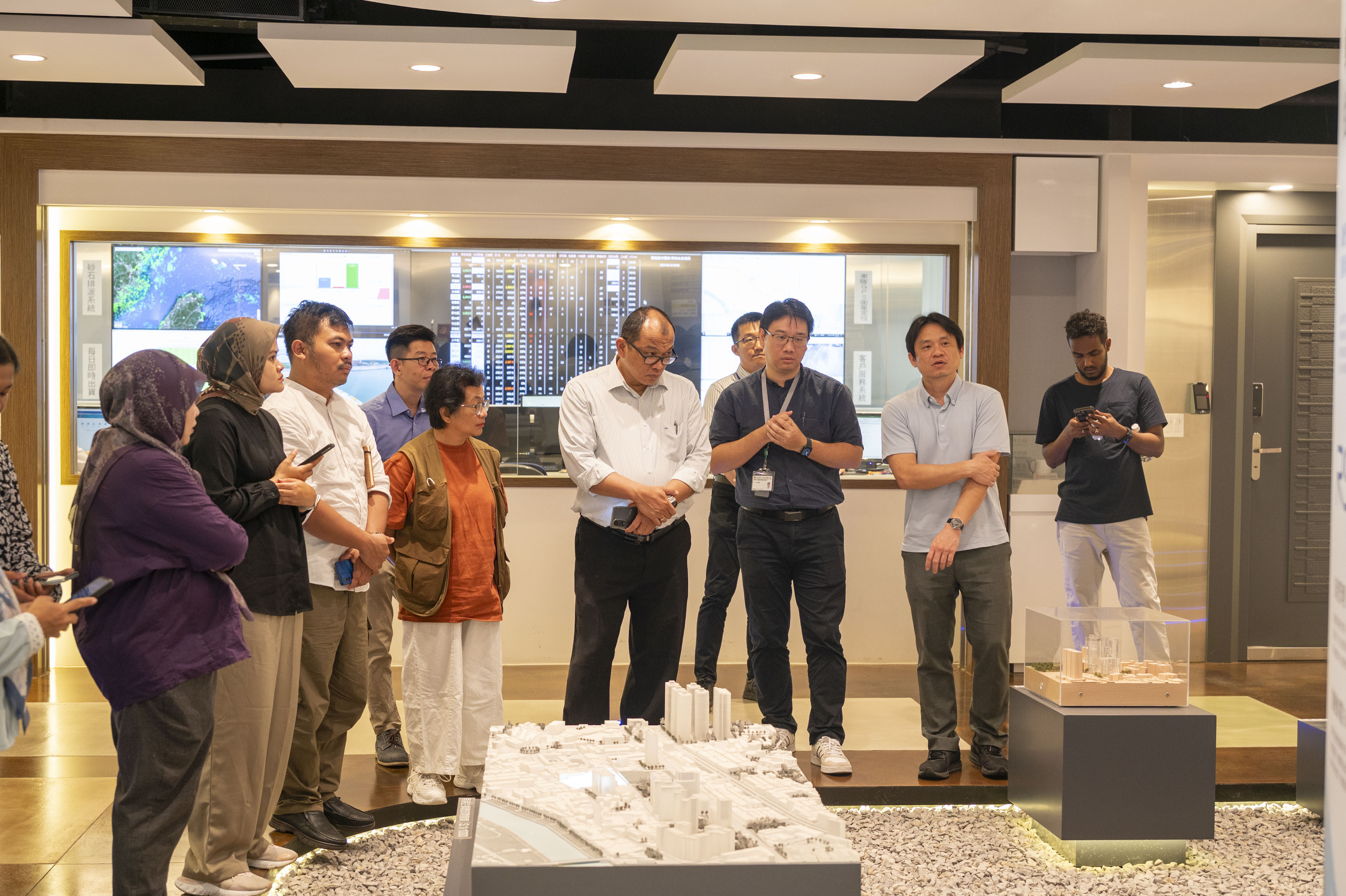 On April 23rd, the delegation visited a domestic building materials company's factory located in Neihu, Taipei.