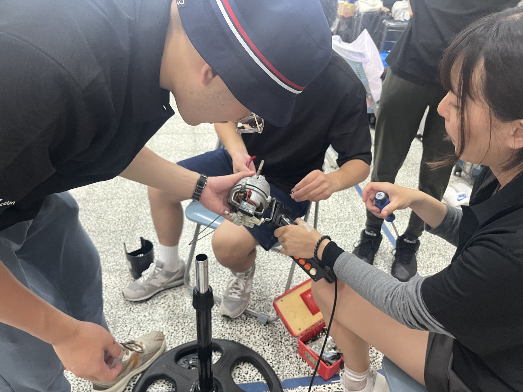 Taiwan Tech students carried out electrical appliance repairs in the Dongyue Tribe of Yilan County.