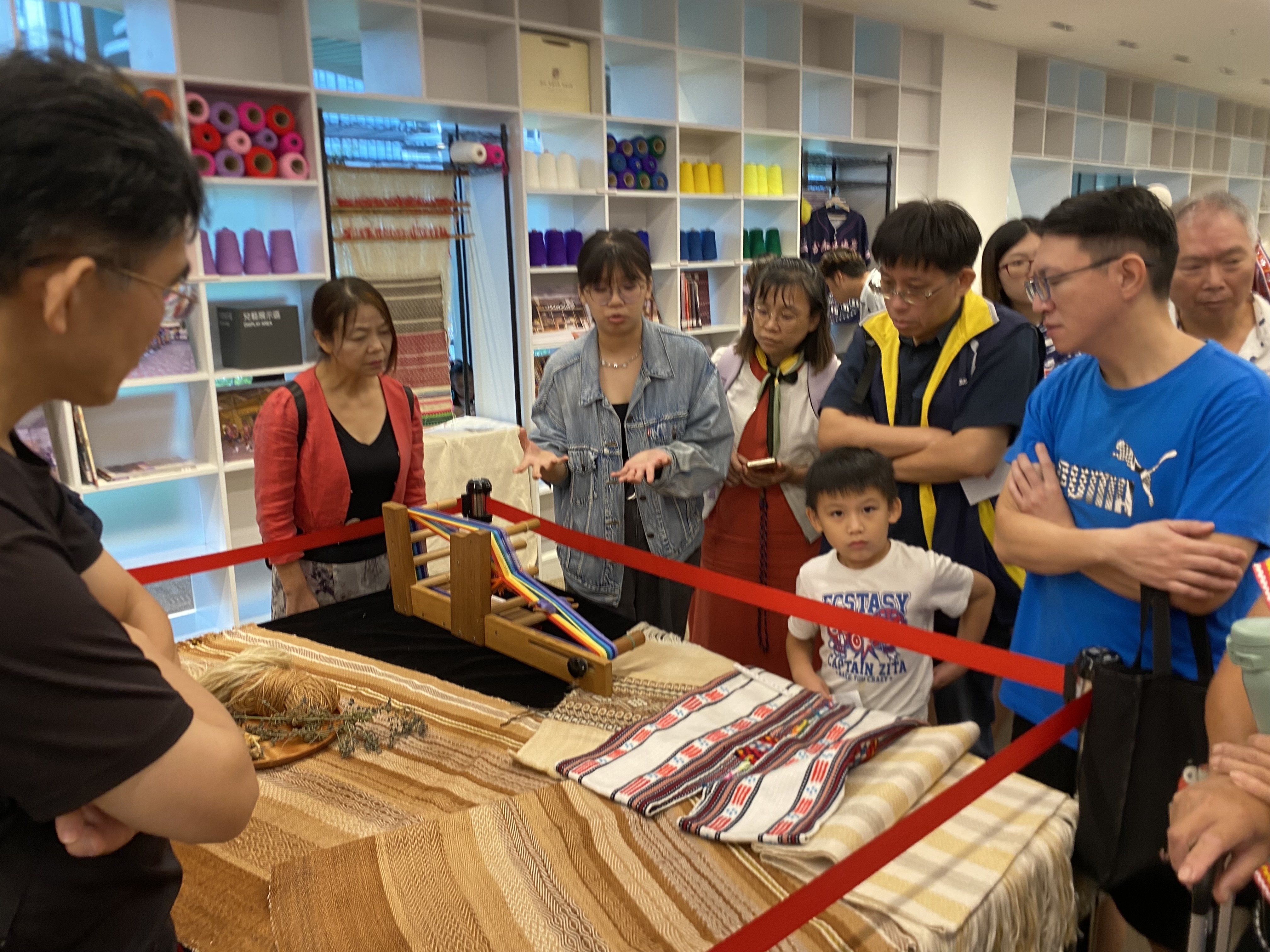 Visitors attentively listened to the explanations during the exhibition.