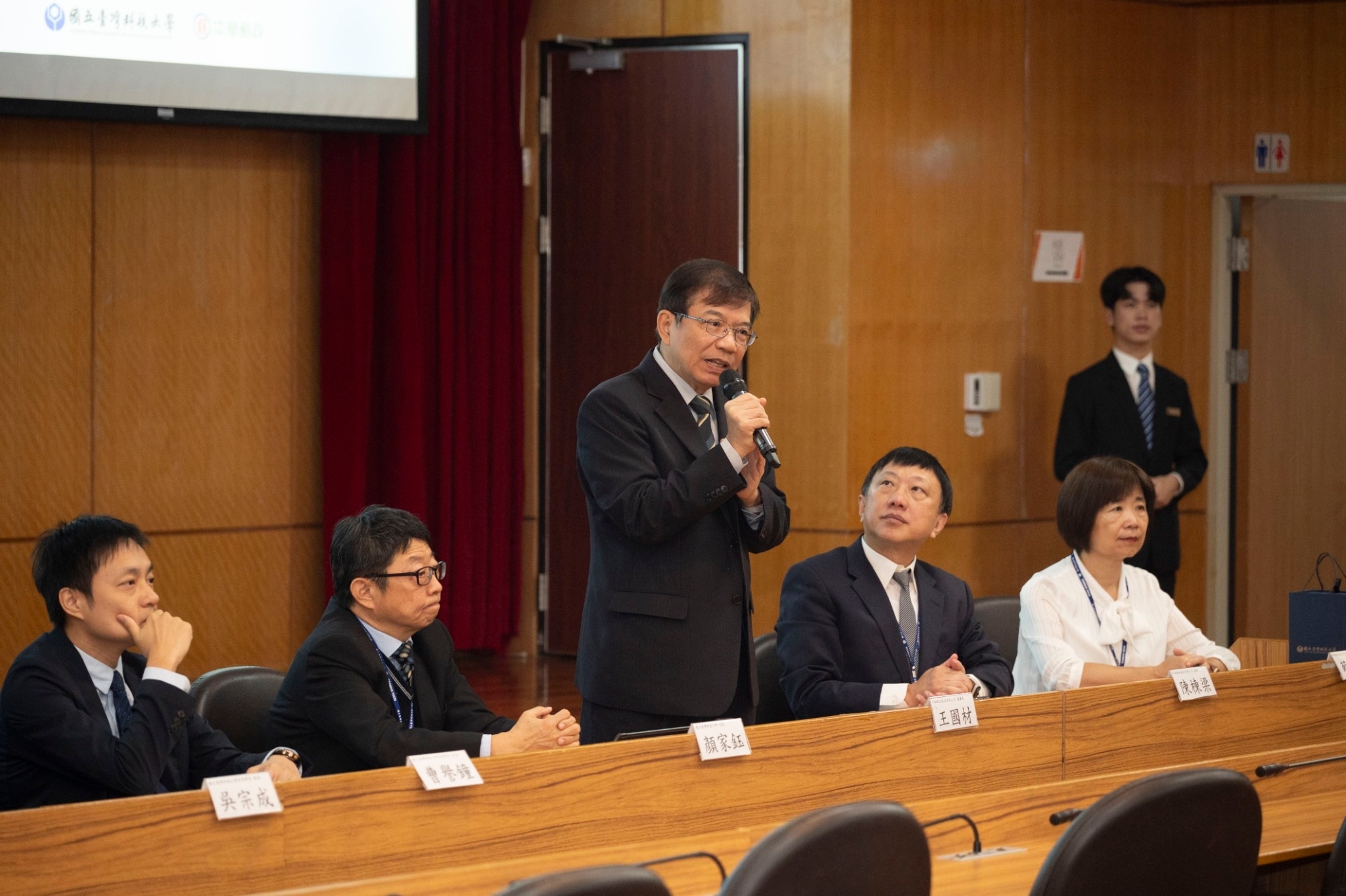 Chunghwa Post Chairman Kwo-Tsai Wang delivered a speech.