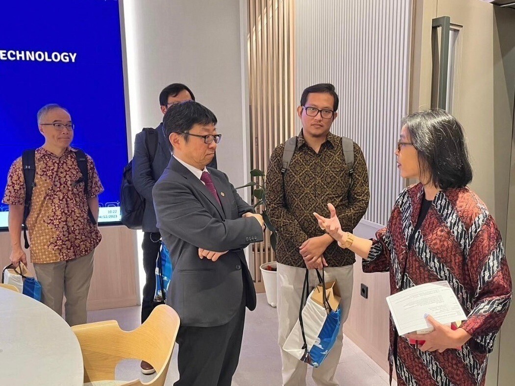 The President of Taiwan Tech Jia-Yush Yen (on the left) engaged in a lively discussion with Prof. Ir. N. R. Reini Djuhraeni Wirahadikusumah, MSCE, Ph.D., the President of Bandung Institute of Technology in Indonesia (on the right), focusing on semiconductor talent development.