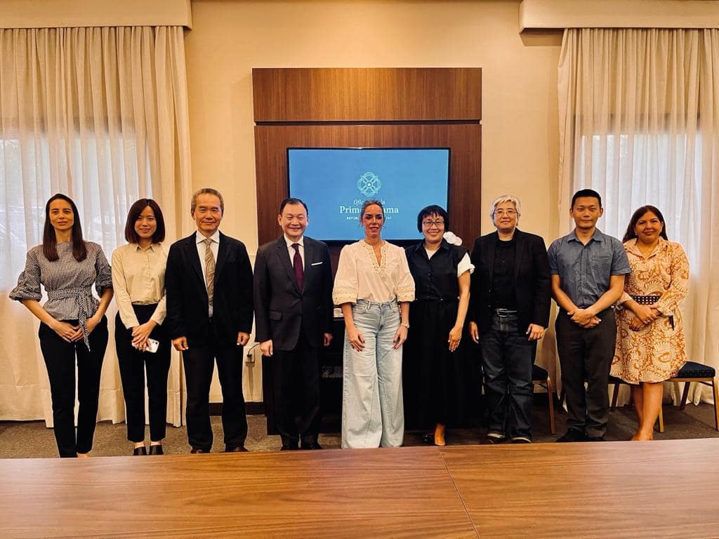 Paraguay's First Lady, Mrs. Leticia (center), and Ambassador Chih-Cheng Han (fourth from left), the Republic of China's ambassador to Paraguay, personally attended meetings related to the USR-Hub workshop. The picture shows a group photo with the school team.