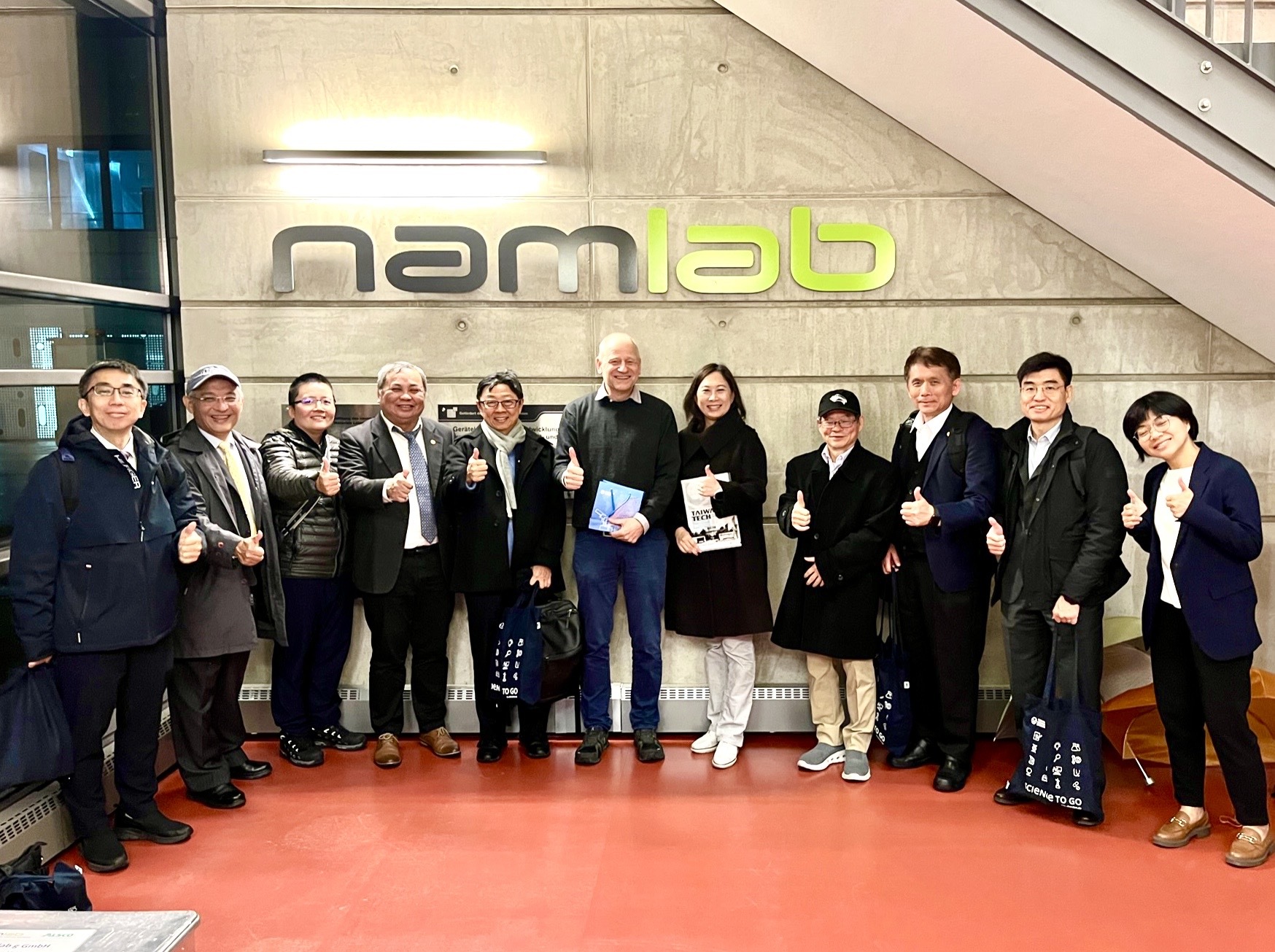 President Jia-Yush Yen (fifth from the left) and the delegation visited the Nanoelectronics Research Laboratory (NamLab) at the Technische Universität Dresden in Germany, where they took a photograph with Dr. Thomas Mikolajick, the center's director (sixth from the left).