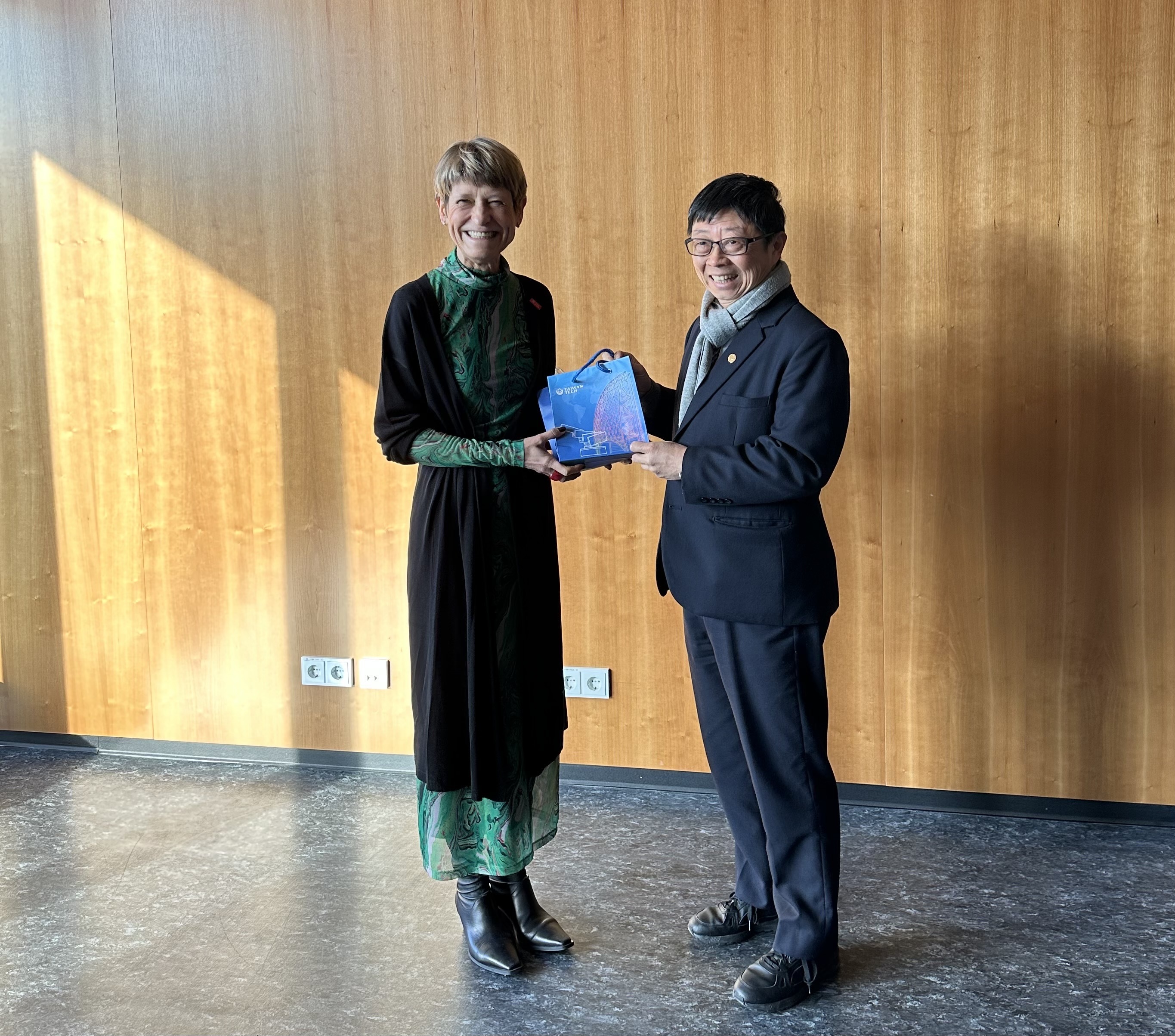 President Jia-Yush Yen (on the right) pictured with Dr. Angela Ittel, the President of Technische Universität Braunschweig in Germany (on the left).