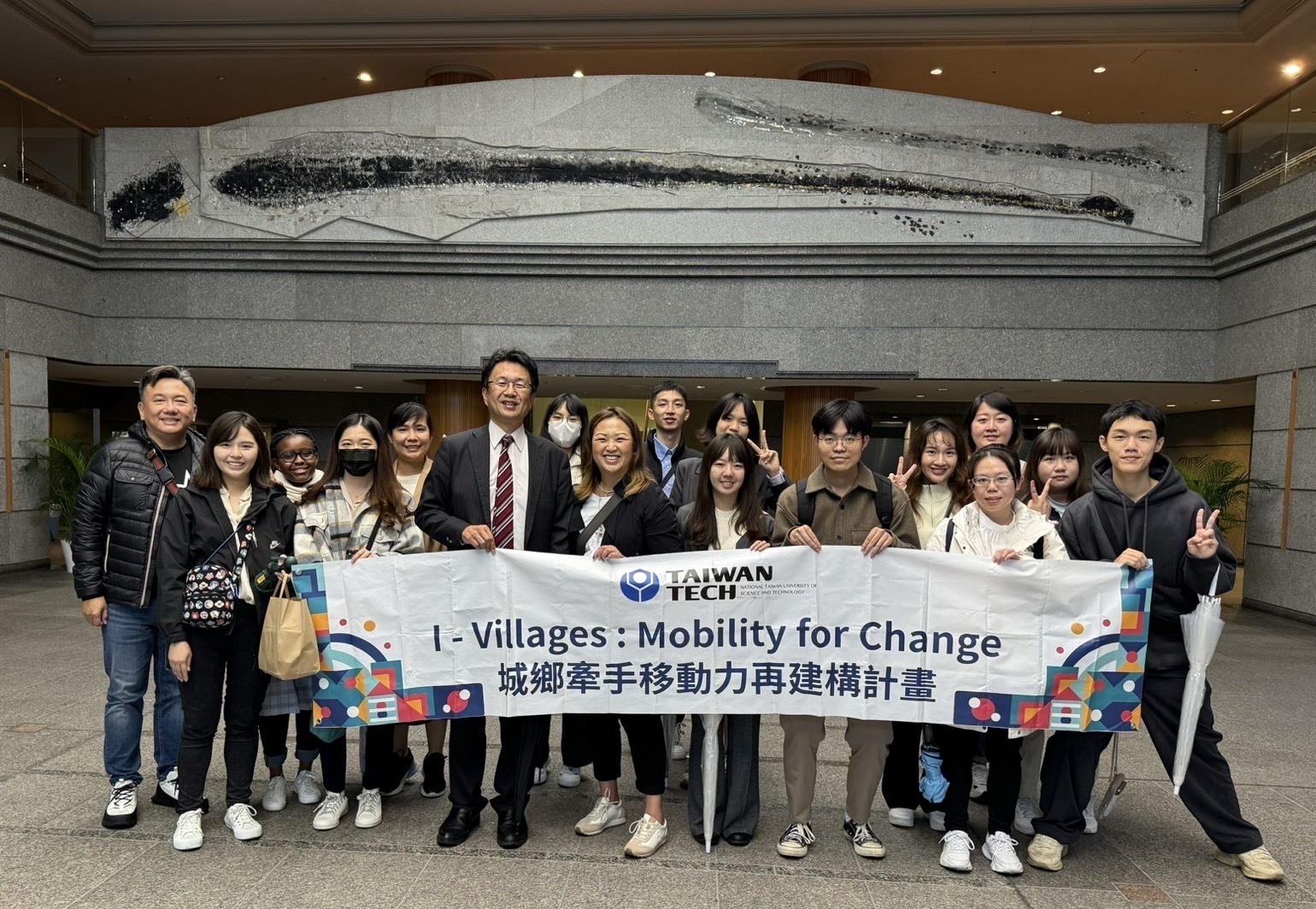 A visit to the Mie Prefecture Council and a group photo with Mie Prefecture Council Members.