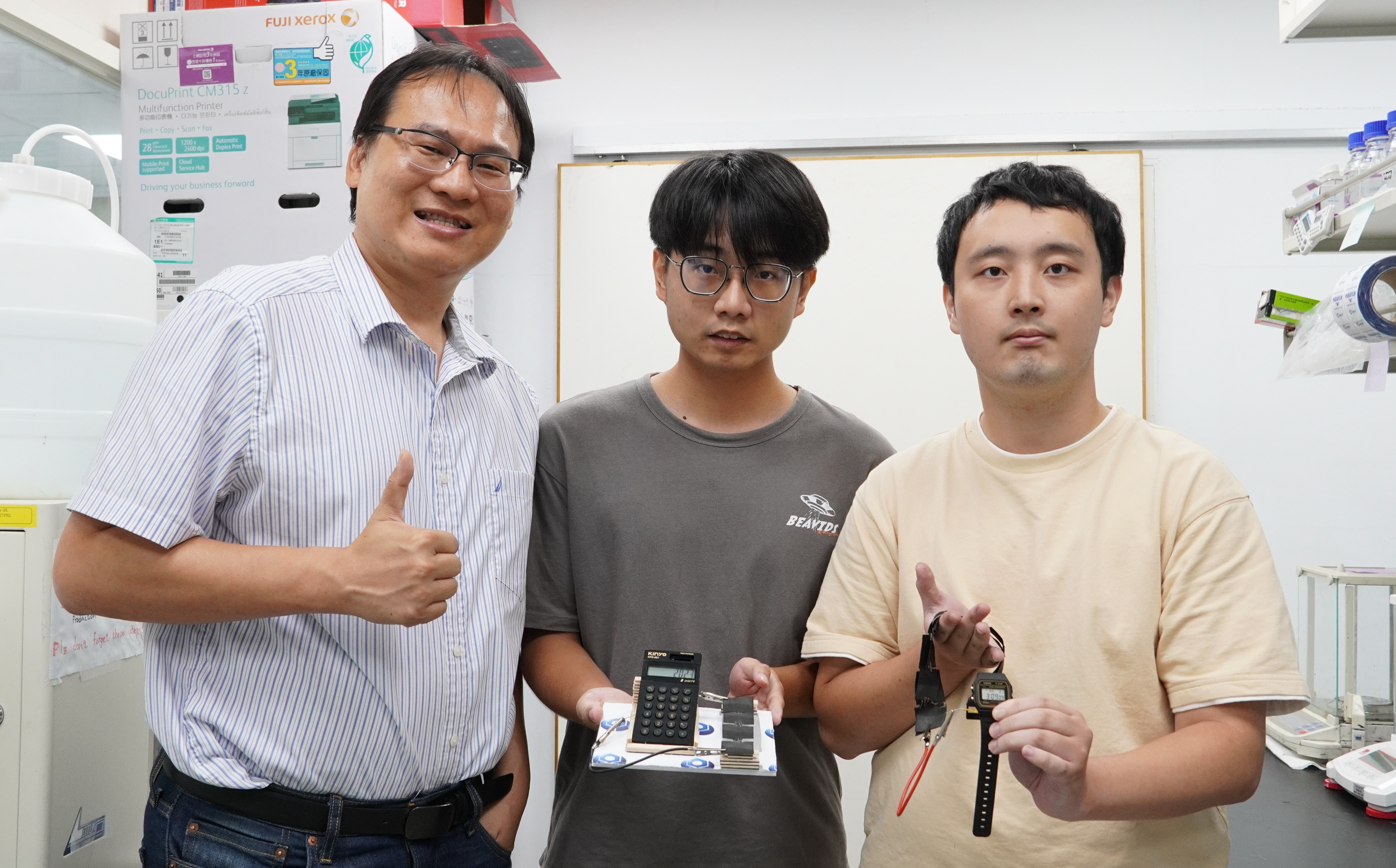 Professor Li-Hsien Yeh, leading the Taiwan Tech team, has received recognition with the 2023 Future Technology Award. Professor Li-Hsien Yeh, Song-Hao Ma, and Qi-Han Bai are pictured from left to right.