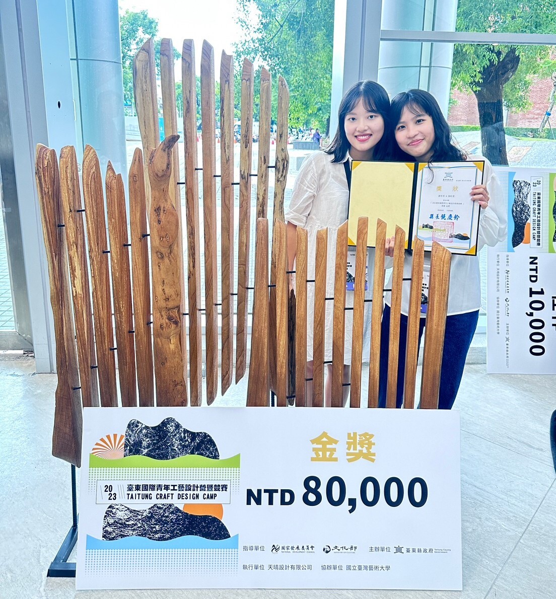 The collaborative creation "Dialogue with Life," crafted by participants Yu-Hsi Liu and Hung-Ling Chen at the "Mountain and Field Craftsman" workshop, employs driftwood and reinforced steel bars as mediums to evoke the geographical uniqueness of Taitung.