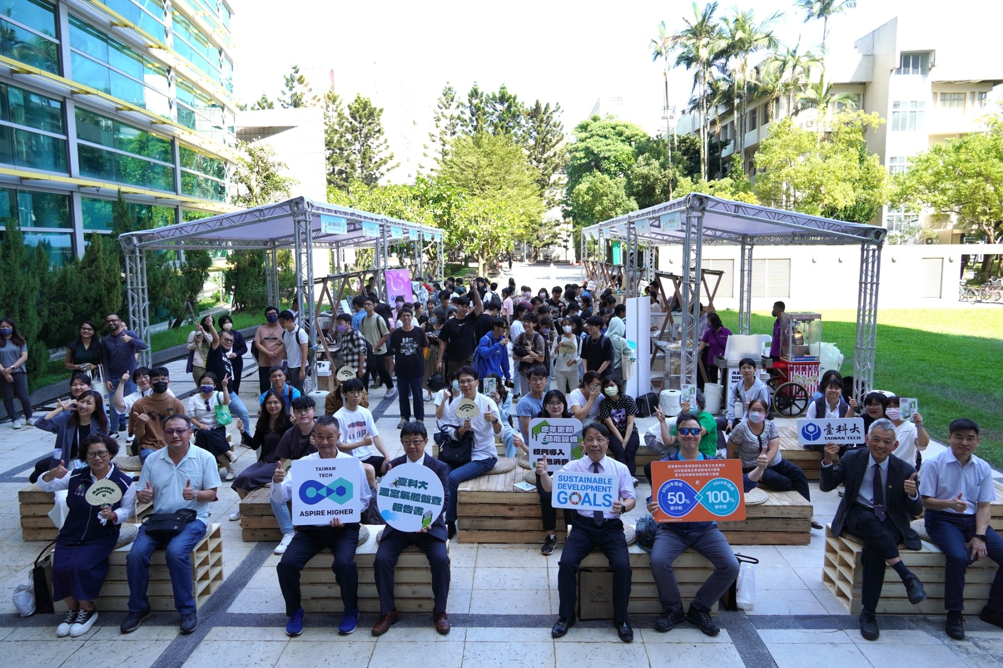 The opening ceremony of Taiwan Tech's Infinity Festival invited the Deputy District Chief, nearby elementary school principals, and community leaders to plant trees together. From left to right: Deputy Chief Tiao-Huang Li from Da'an District, President Jia-Yush Yen of Taiwan Tech, Principal Chin-Fu Hsu from Gongguan Elementary School, and Village Chief Chun-Lin Li from Xuefu Village.