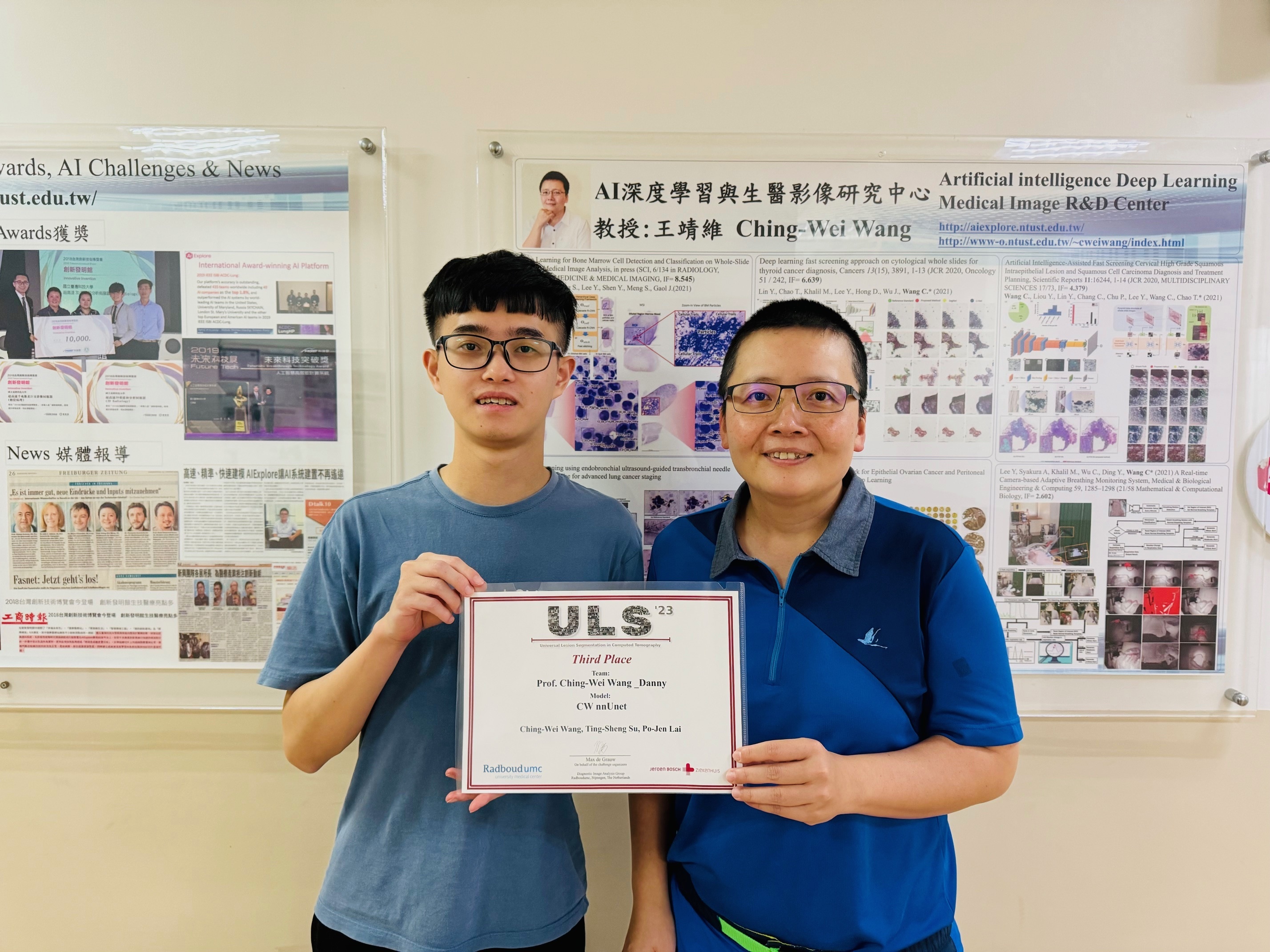 Professor Ching-Wei Wang (right) and his team from the Graduate Institute of Biomedical Engineering at Taiwan Tech won 3rd place in this year's International Medical 3D CT Image AI Competition. On the left is Professor Wang’s student, Ding-Sheng Su, a second-year master's student at the Graduate Institute of Biomedical Engineering.