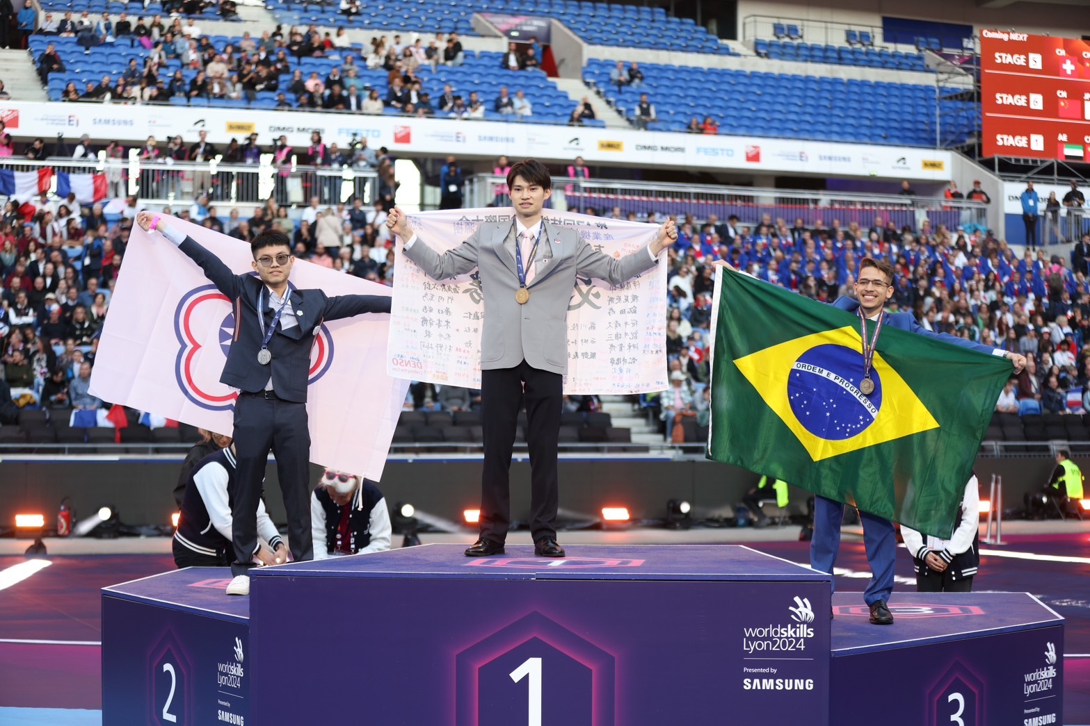 Taiwan Tech student Chia-Yo Chuang (first from left) won a silver medal in the industrial mechanics category.