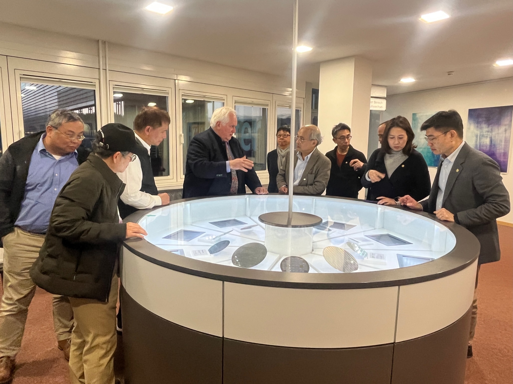 Dr. Hubert Lakner (fourth from the left) of the German IPMS Photonics Research Institute interacts with the delegation from Taiwan Tech while introducing products.