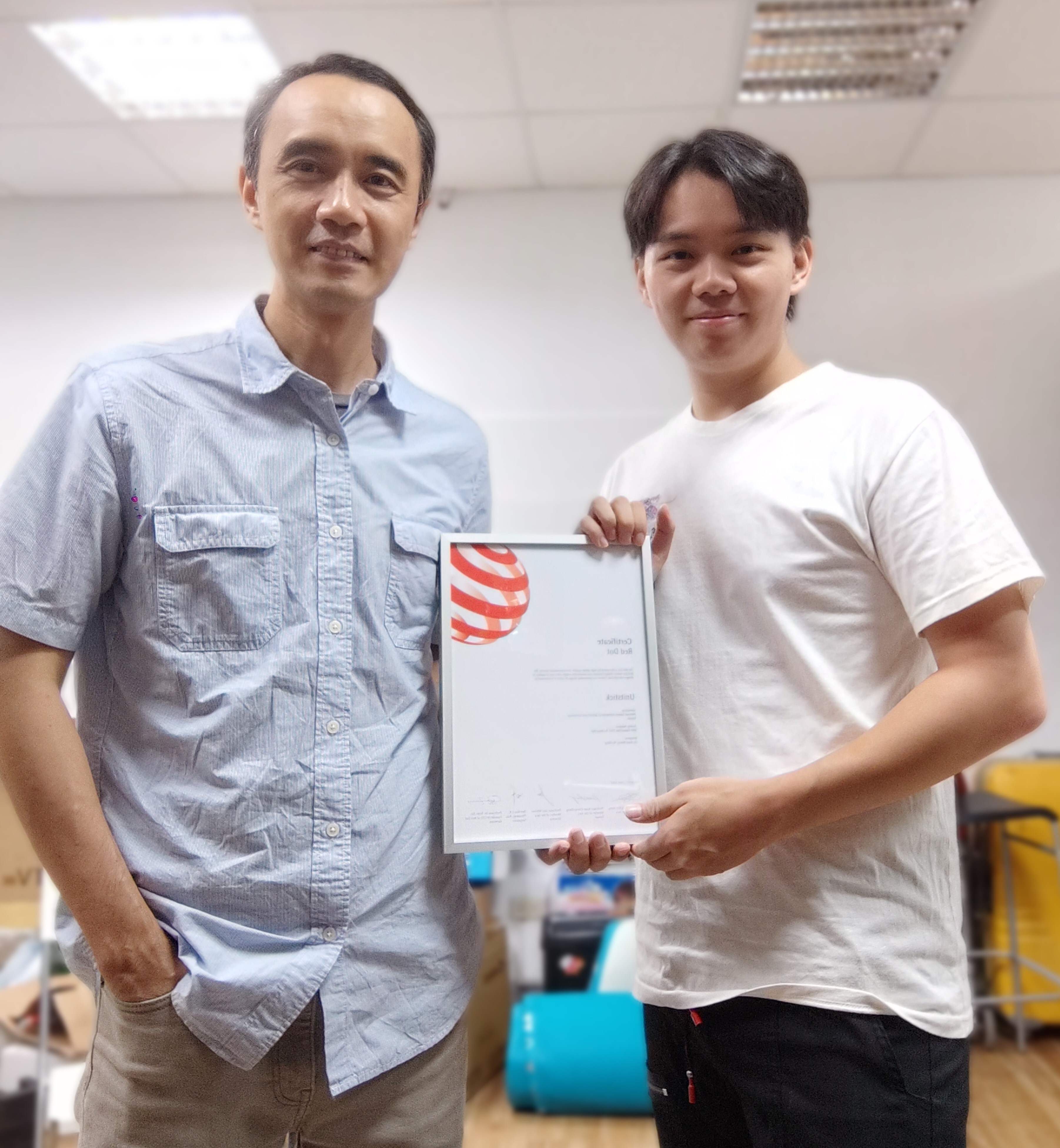 The work “Virtual Reality Multi-Purpose Controller” (Unitstick) by Qing You and Rong-Sheng Lin received the Red Dot Design Award. Pictured from right to left: Rong-Sheng Lin, and their mentor, Neng-Hao Yu.