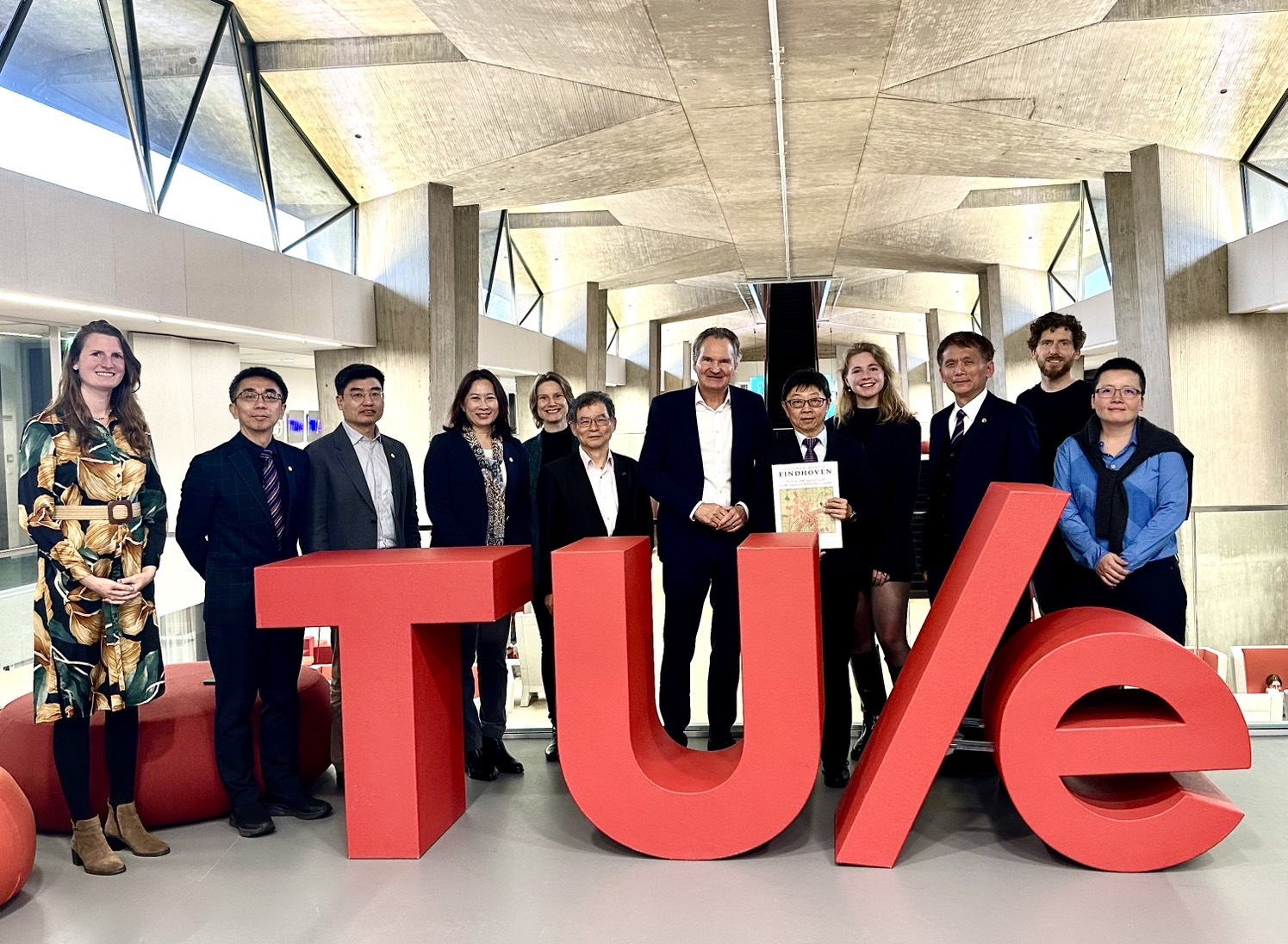 President Jia-Yush Yen (fifth from the right) and Dr. Robert-Jan Smits, President of Eindhoven University of Technology (middle), pictured together with faculty members from both institutions.