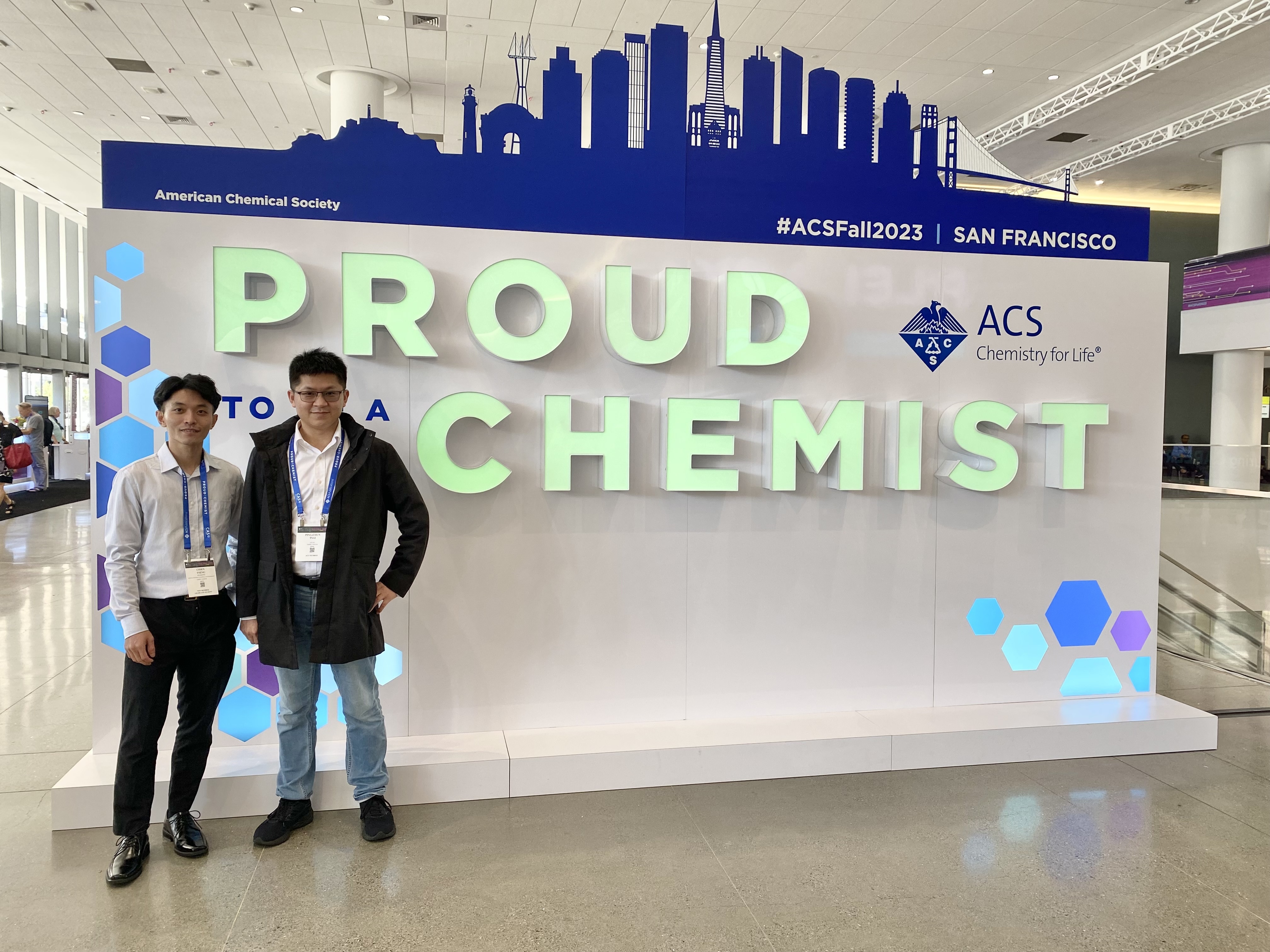 At the American Chemical Society (ACS) annual conference, a photograph captures Taiwan Tech's student, Chi-En Tseng (left), and Professor Bing-Chun Tsai (right) in the event's venue.