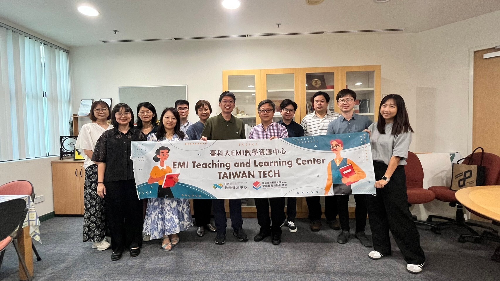 Taiwan Tech's Office of Bilingual Education Initiatives has an exchange visit with the National Institute of Education (NIE), Singapore's Nanyang Technological University (sixth from left: Professor Hsi-Lai Lin, fifth from right: Professor Ching-Ming Luo)