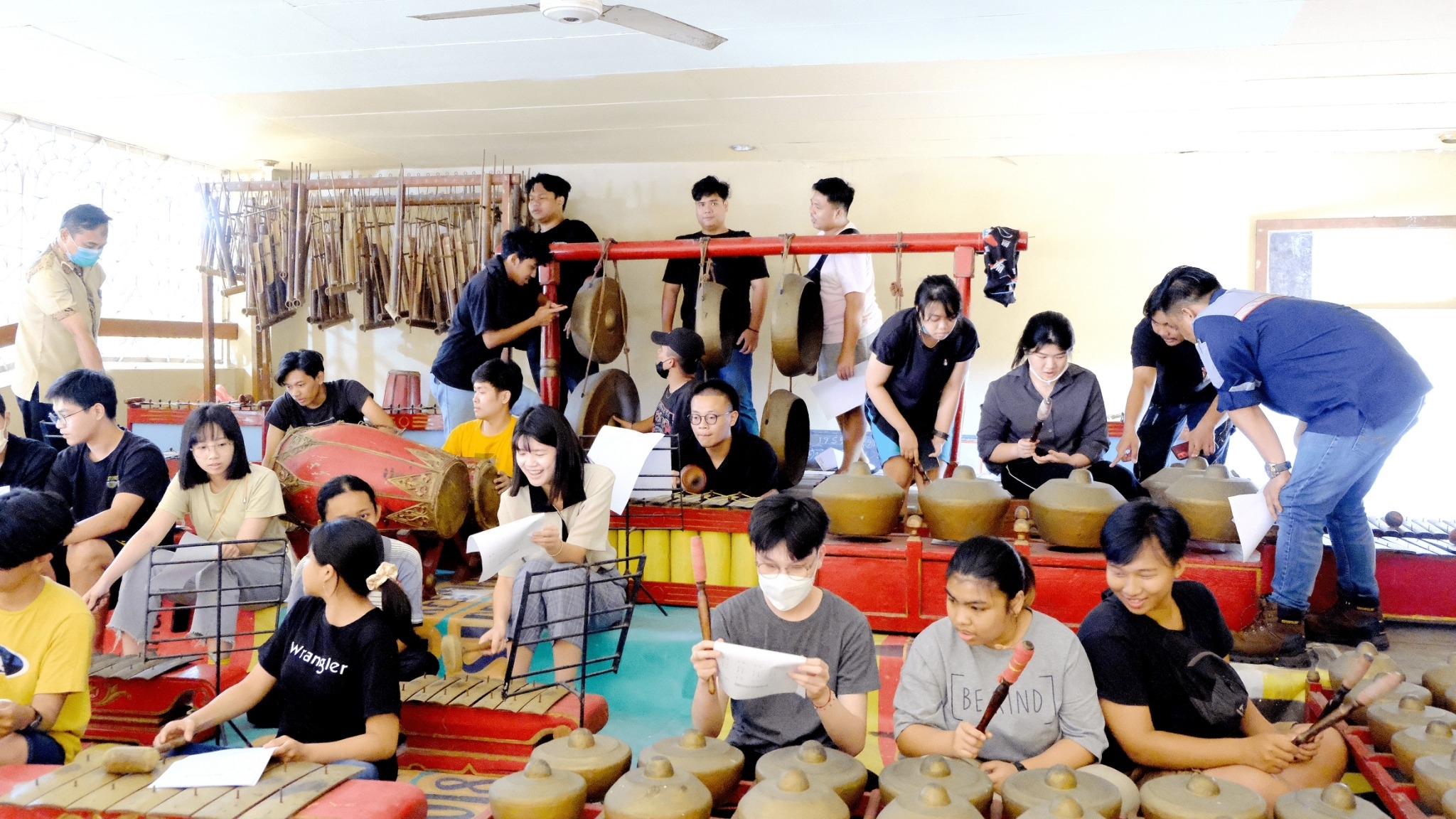 The Taiwan Tech students not only assisted in improving community facilities during their visit to Indonesia but immersed themselves in the local culture, delving into the traditional Indonesian musical instrument known as "gamelan."