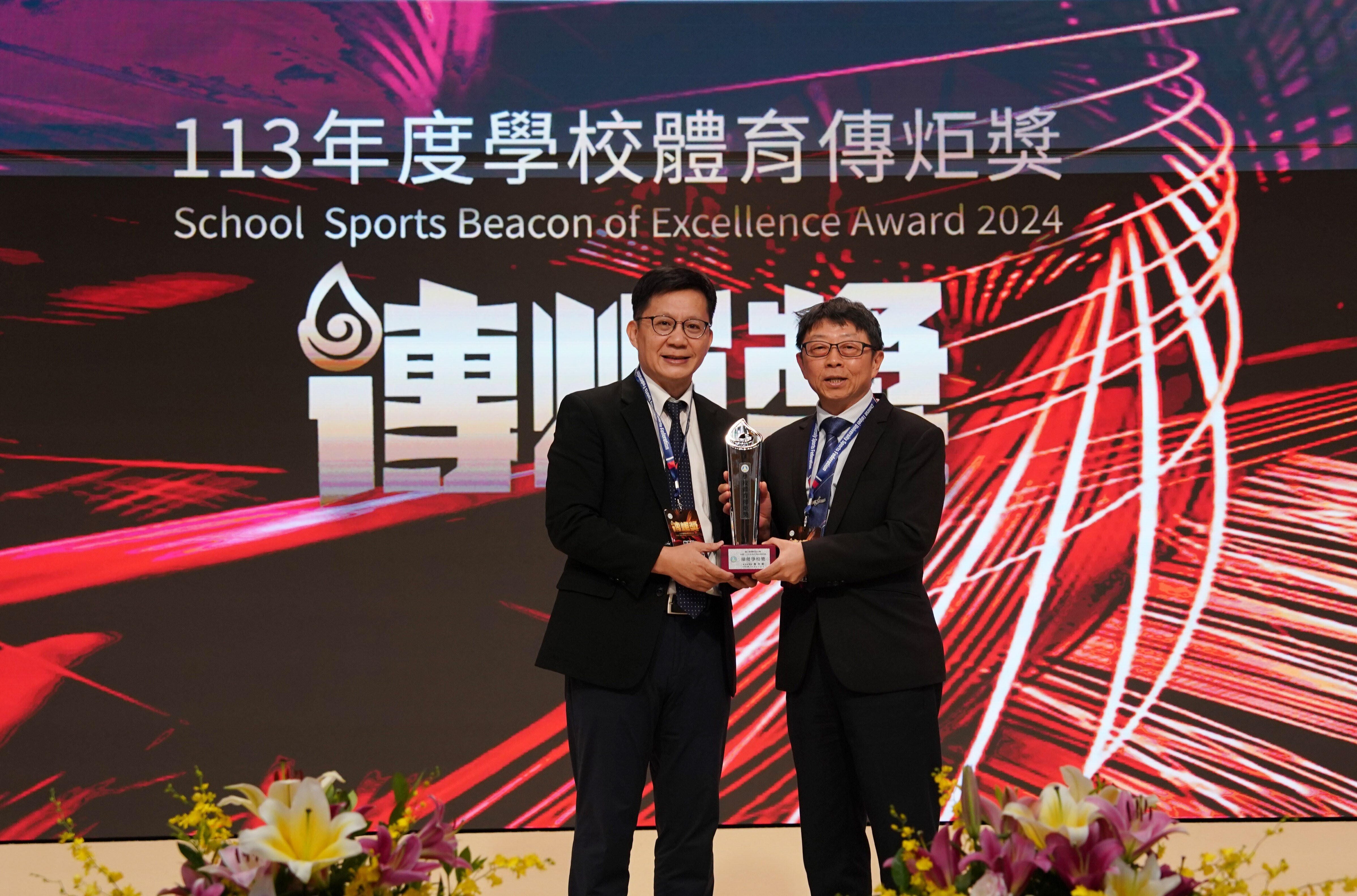 At the 113th School Sports Torch Award ceremony, Deputy Minister of Education Liao Wan-Chien Chang (left) presented the award to President Jia-Yush Yen of Taiwan Tech (right).