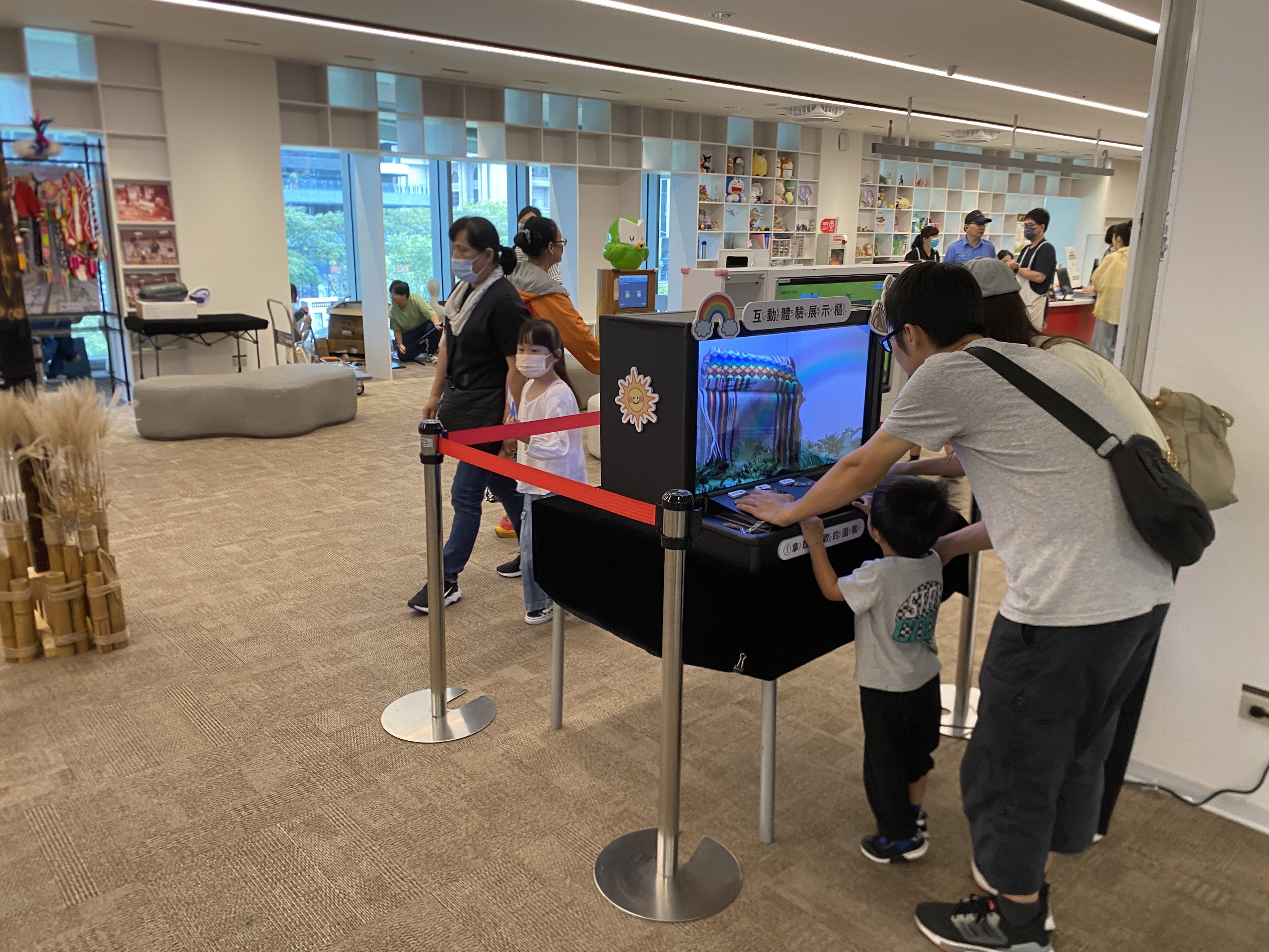 Parents and children at the exhibition used interactive learning boxes to explore the meanings of national cultural patterns.