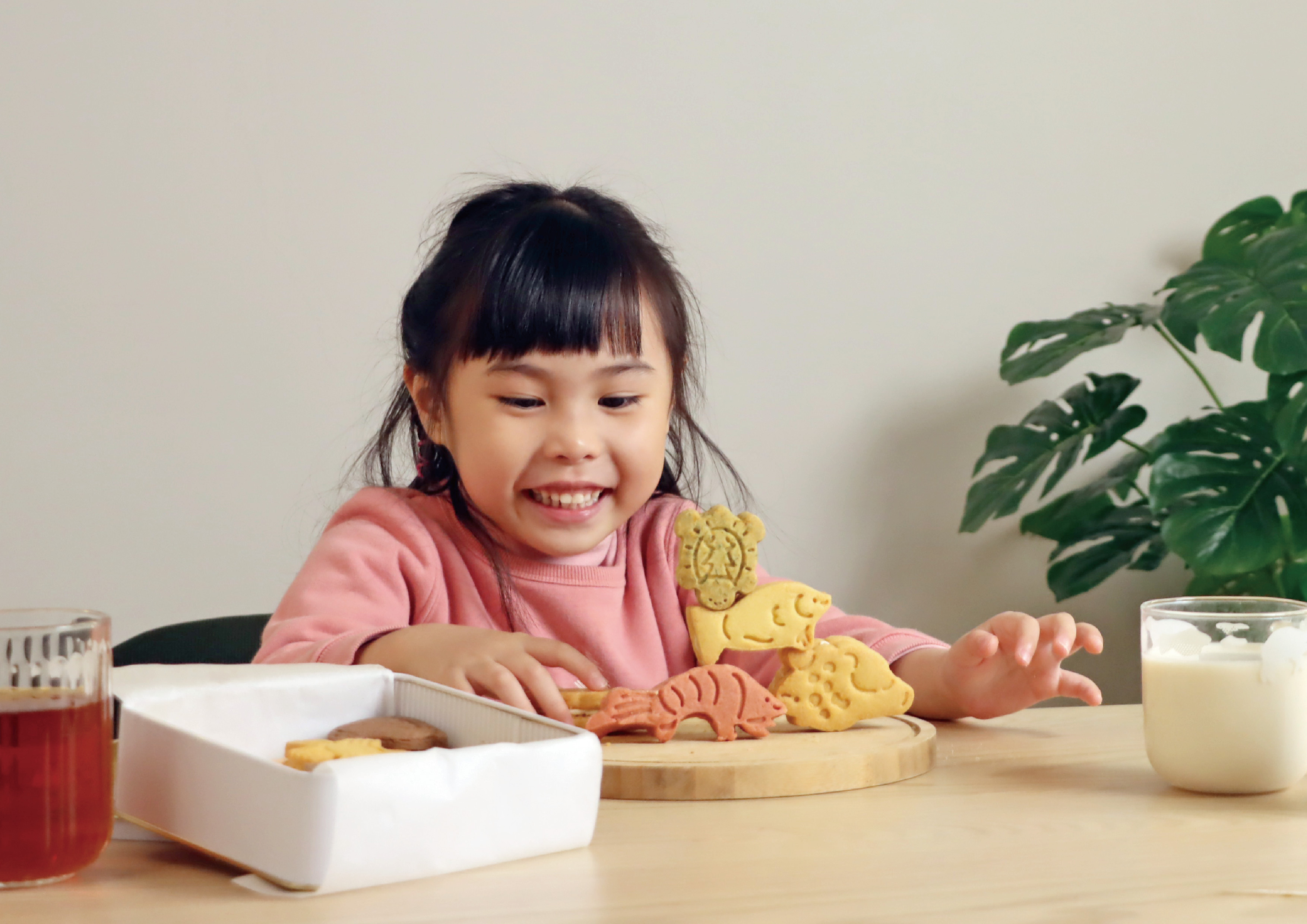 The sandwich cookies about 2 centimeters thick can stand upright, allowing children to experience the importance of ecological balance through Jenga games.