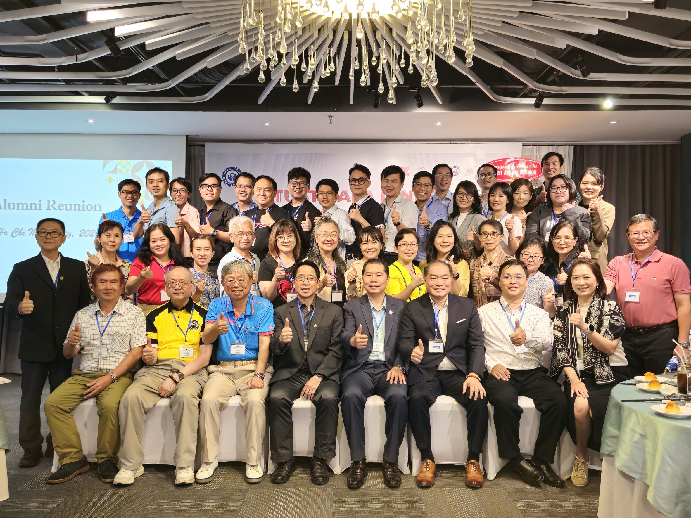 The Ho Chi Minh City branch organized a gathering dinner for South Vietnamese alumni, allowing those who couldn't attend the annual meeting to joyfully reunite.