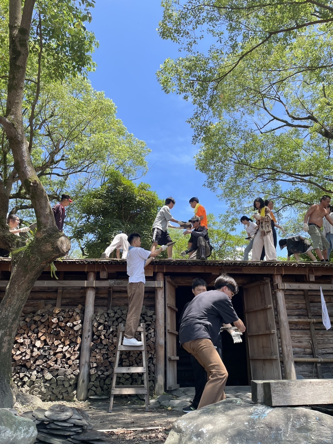 Taiwan Tech mobile engineers are responsible for renovating traditional Atayal houses.