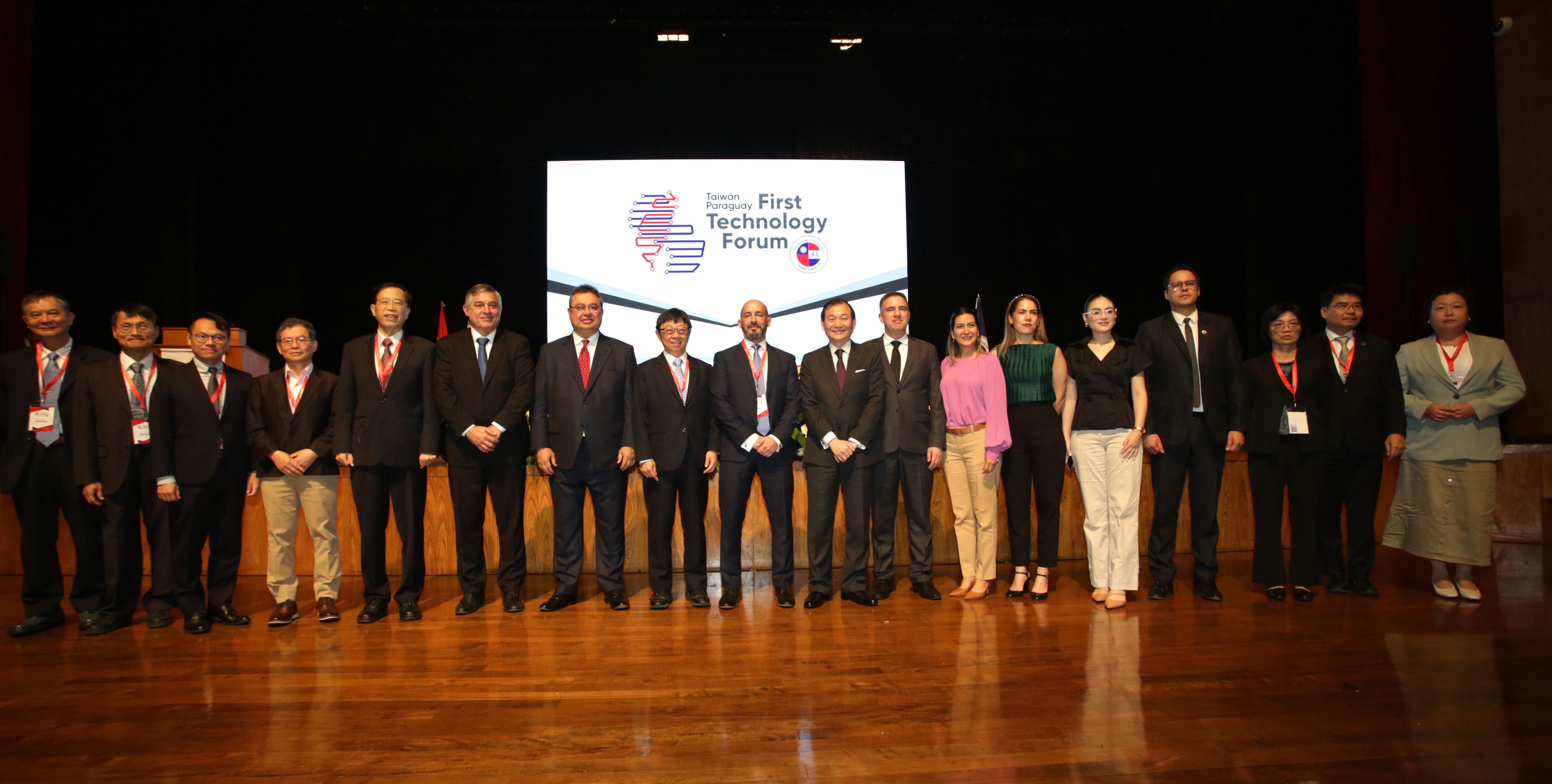 The opening ceremony of the Taiwan-Paraguay Technology Forum featured a group photo with notable attendees: Paraguay's Minister of Education Luis Ramirez (6th from left), Senator Gustavo Leite (7th from left), ROC Ambassador to Paraguay Chih-Chung Han (9th from left), Minister of Information and Communication Technologies Gustavo Villate (11th from left), Deputy Minister of Education Federico Mora (4th from right), and Minister of Youth Salma Aguero (5th from right).