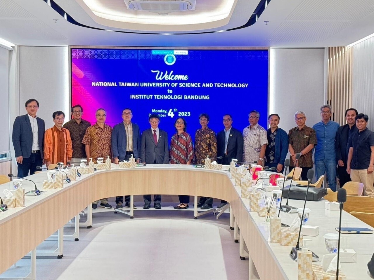 Taiwan Tech’s delegation for the exchange visit to Indonesia took a group photo with the President of Bandung Institute of Technology (left seventh), Vice Presidents, and Deans of various faculties.