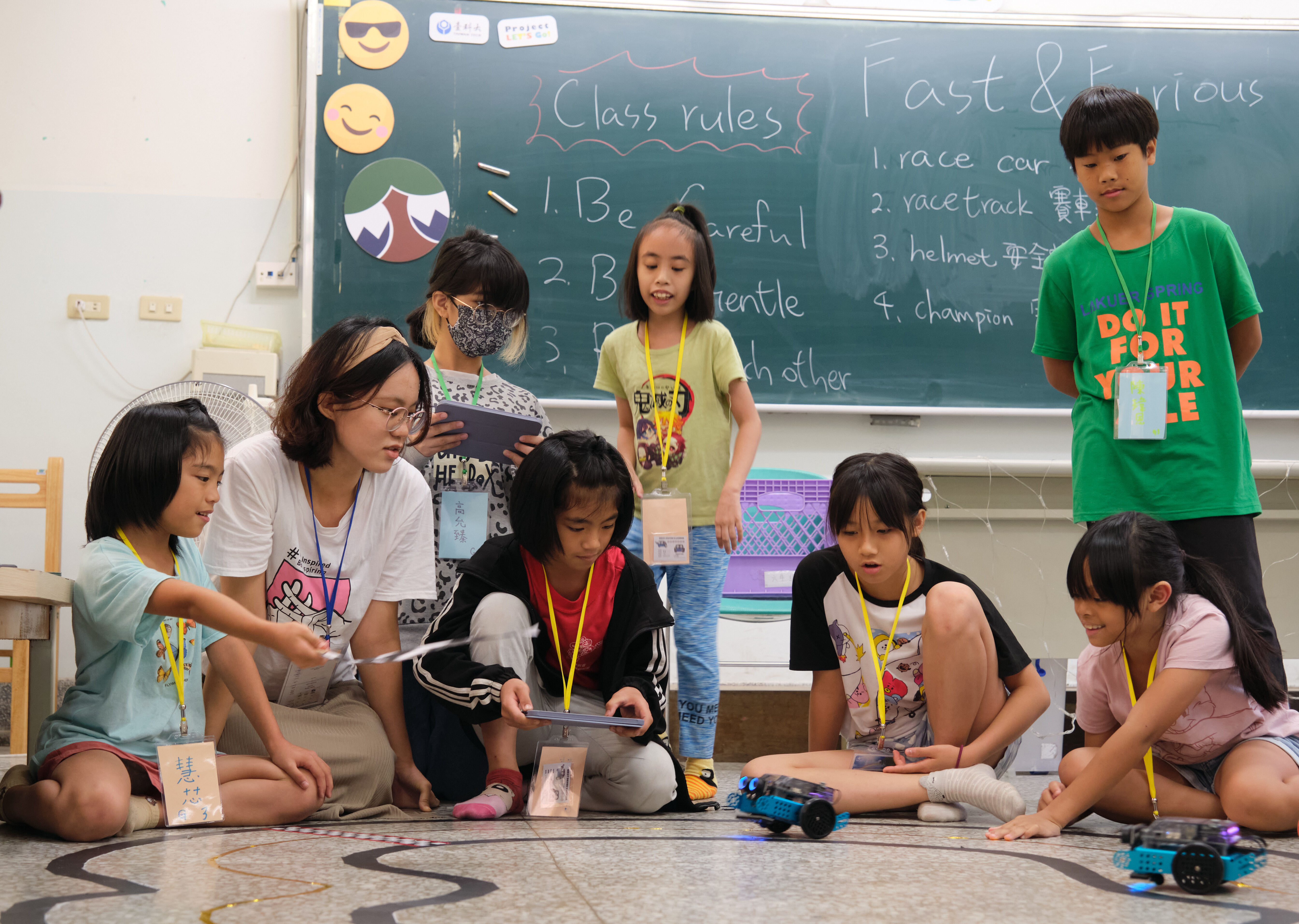 In the 2023 Tongmen Elementary School summer camp, the mBot technology exploration course was held to cultivate students’ logical thinking skills.