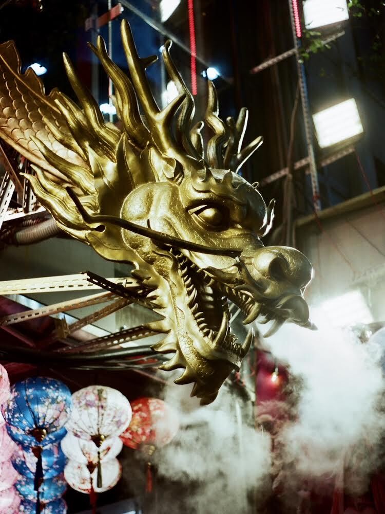 Xin-Yu Li captured a dragon statue in Ximending using a film camera.