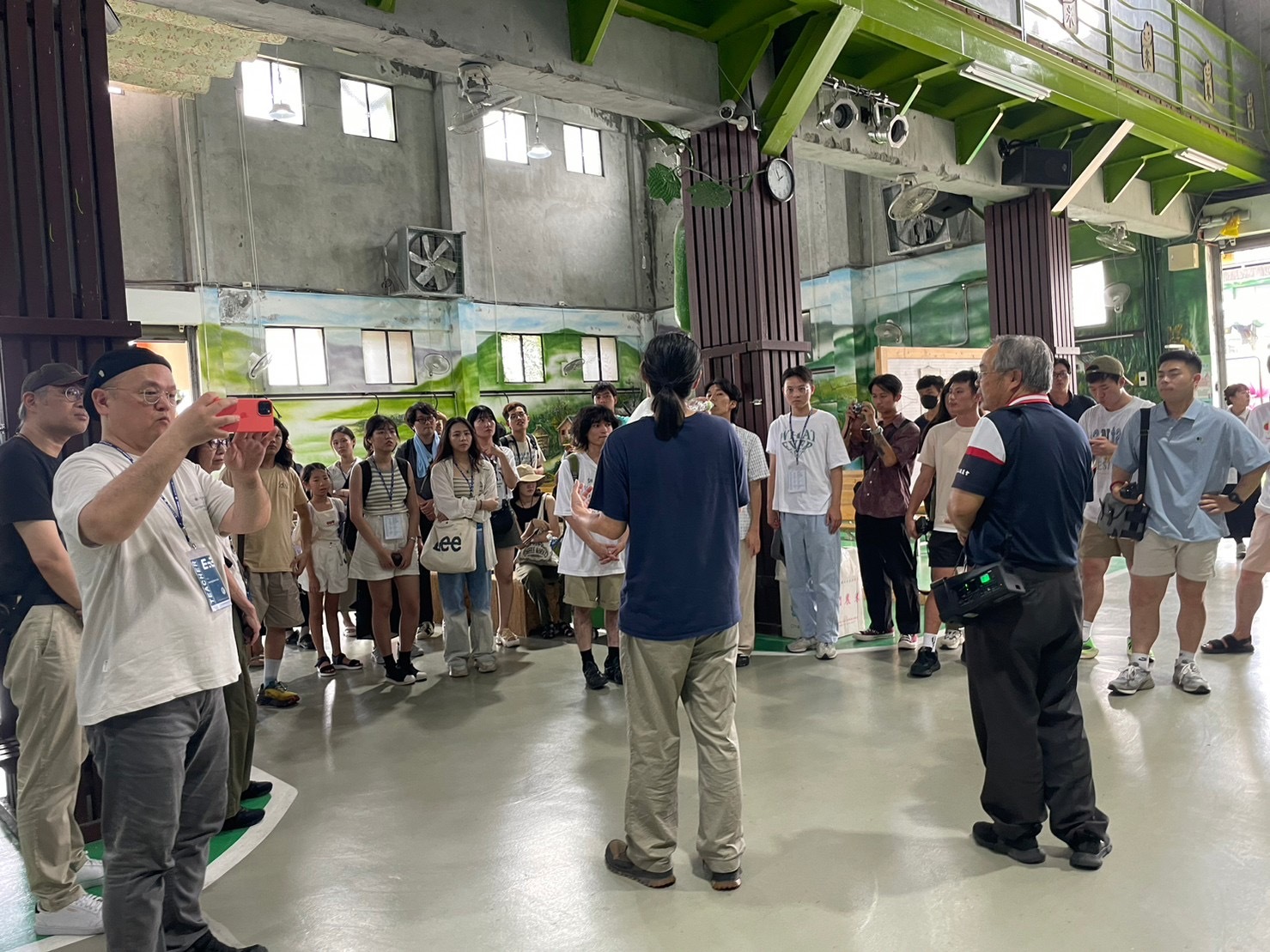 Principal Yan-Fang Peng of Migu School also engaged in a candid exchange with the international workshop attendees, sharing insights into the regeneration of the old rice granary space.