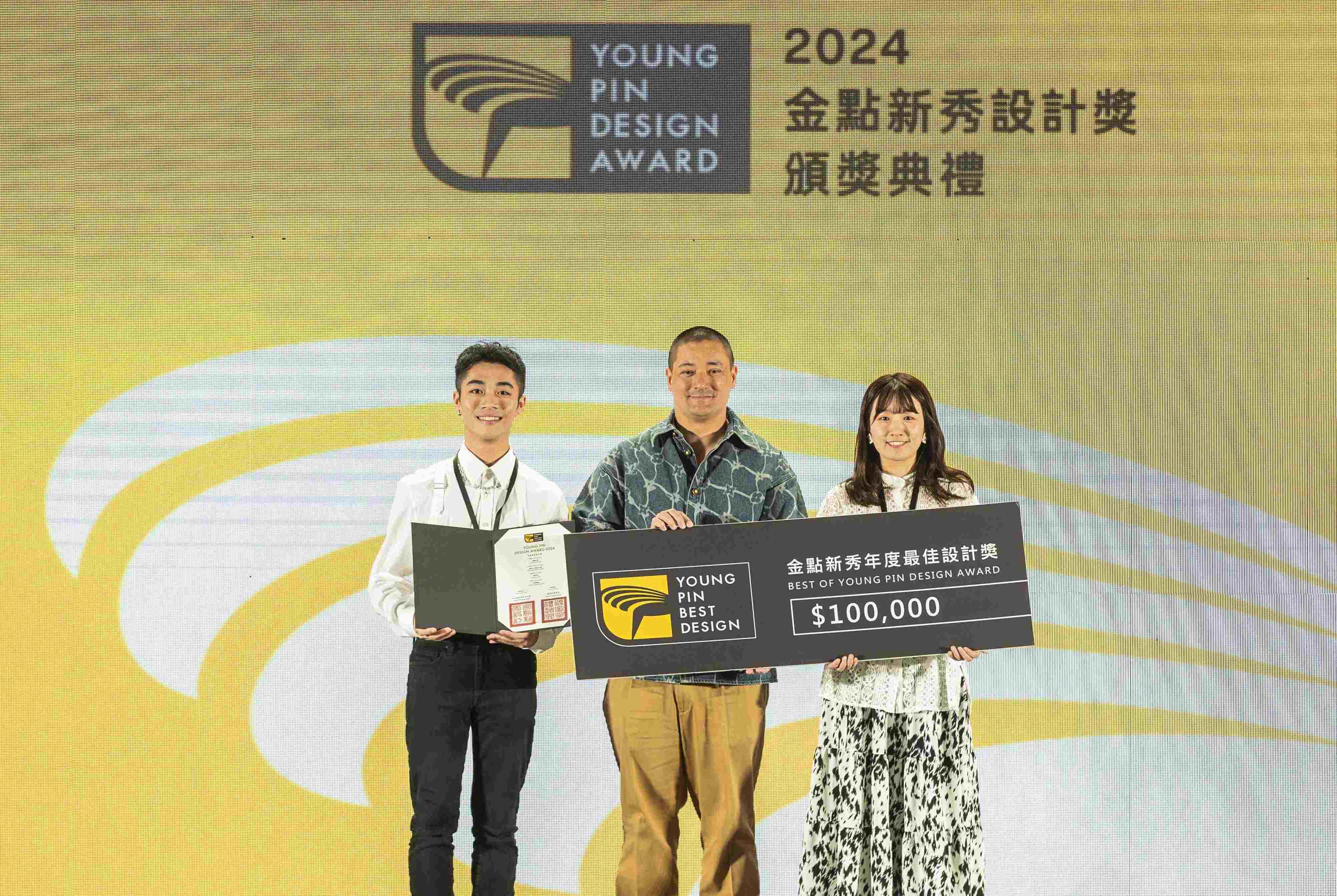 At Taiwan Tech, Chia-Ying Chiang (first from left) and Shao-Yu Lin (first from right) won dual honors for their work “Ecotrapod: A New Solution to Wave Dissipation” in the Industry-Academia Collaboration category at the Golden Pin Design Award, receiving both the “Best Design of the Year” and “Special Award for Circular Design”.