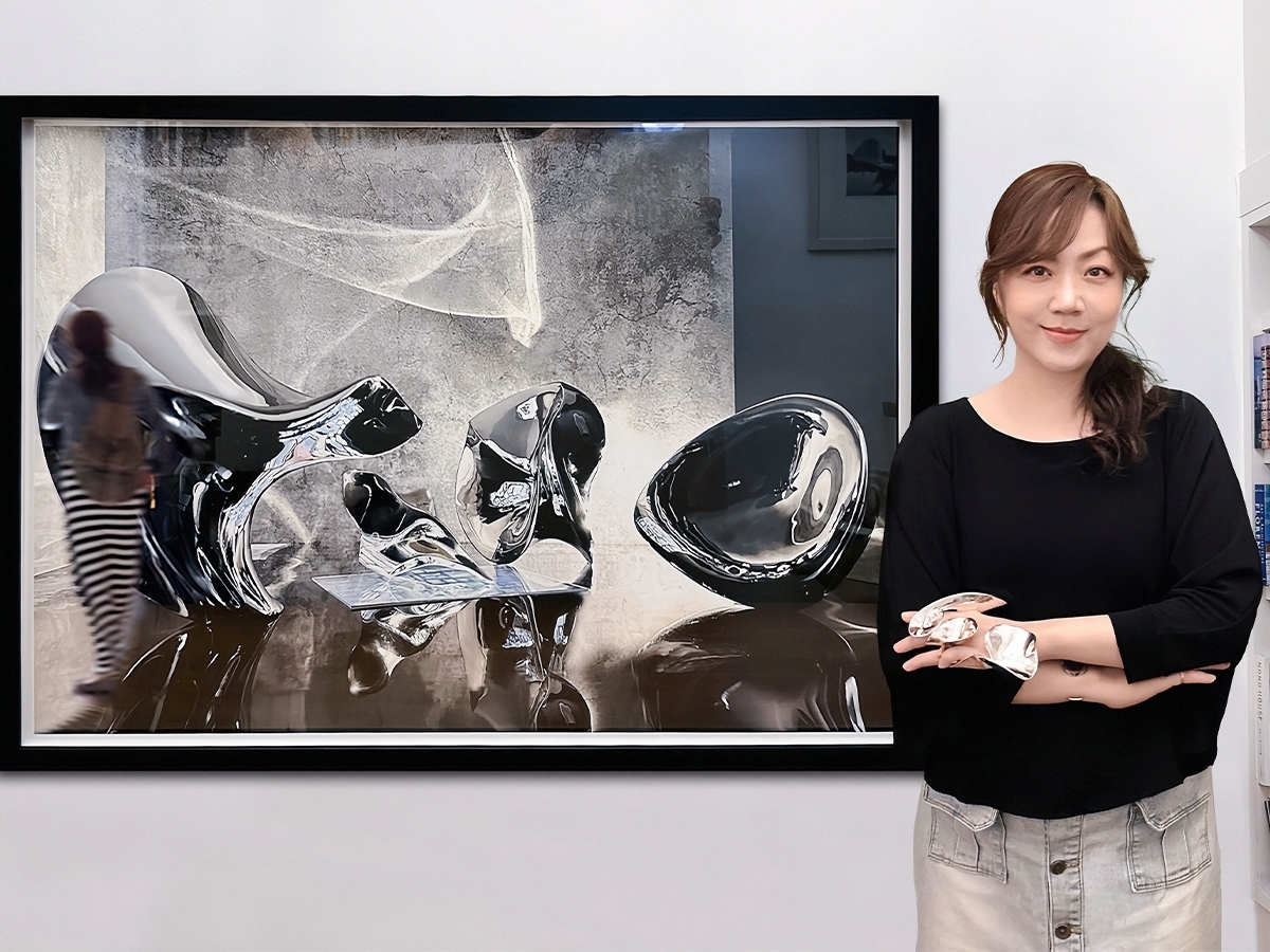 Professor Jung-Mei Wu showcases her award-winning piece “Inseparable” from the HRD DESIGN AWARDS 2011 in Belgium, a contemporary jewelry piece created with a sculptural concept that transcends species boundaries to highlight the harmonious interaction between natural creatures - birds and humans. On the wall, her double gold award-winning sculpture installation “Alchemy Garden” from the 2024 MUSE DESIGN AWARDS is displayed.