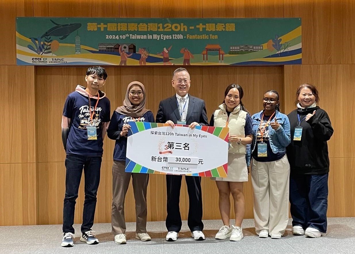 Taiwan Tech students Shi-Bo Hong (first from left), Alifia Ilwi Agusty (second from left), Margaret Wanjiru Kimanzi (second from right), and Lai Huynh Thanh Truc (third from right), along with their advisor, Assistant Professor Tsai-Ju Lee from Taiwan Tech's Graduate Institute of Digital Learning and Education (first from right), won third place in the 2024 10th Explore Taiwan 120h “Sustainability in Action” competition.