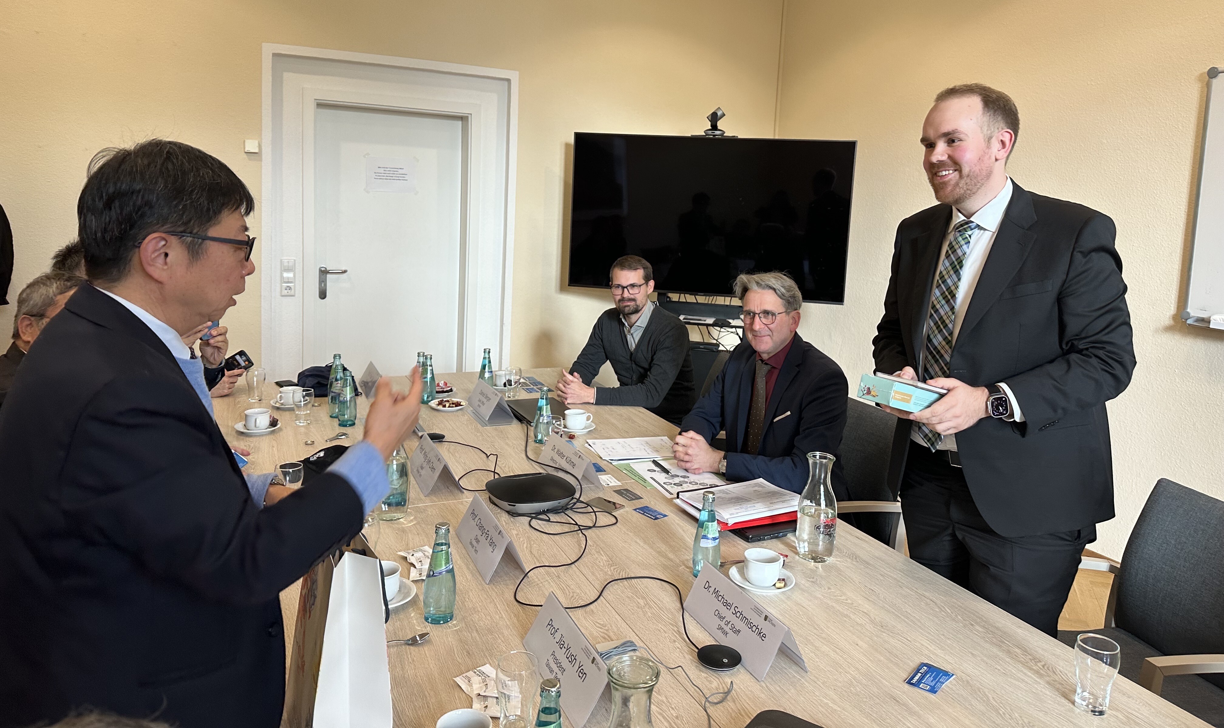 President Jia-Yush Yen (on the left) and the delegation visited Mr. Michael Schmischke, Chief of Staff of the Department for Technology, Culture, and Tourism of the Saxony State Government in Germany (first from the right), and his team to explore potential funding sources and their utilization.