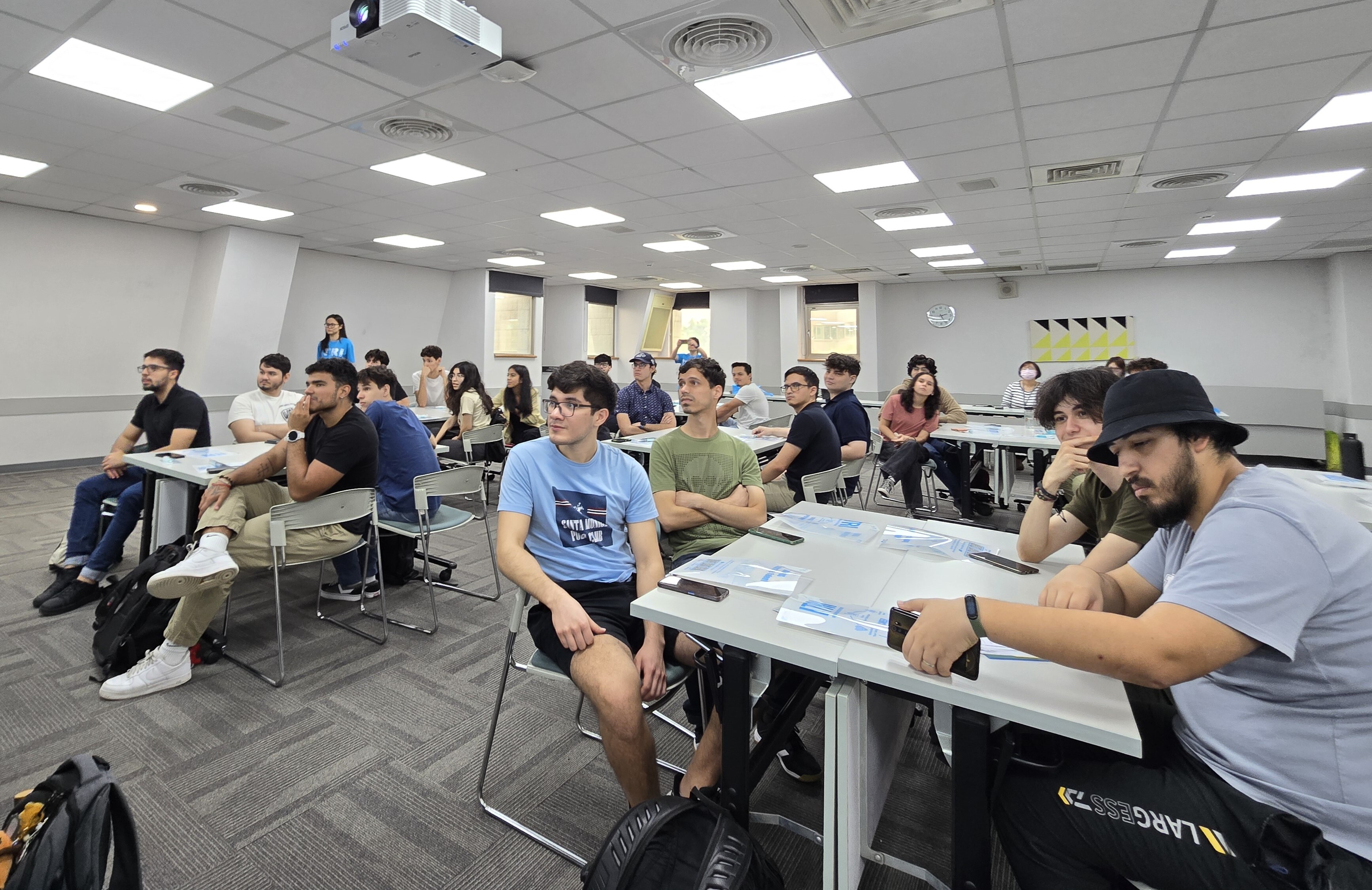 Thirty exchange students from Paraguay visit the Industrial Technology Research Institute in Hsinchu. The picture shows students from Taiwan-Paraguay Polytechnic University attentively listening to the institute's presentation.