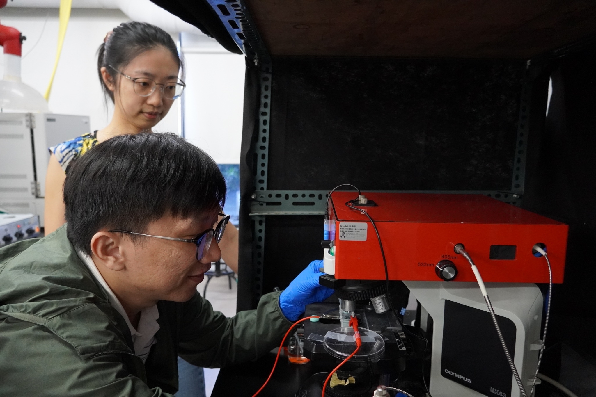 Team member postdoctoral fellow Giang-Son Tran (front) conducts glycerol reactions, utilizing in-situ Raman spectroscopy to monitor real-time changes in electrode materials and solution composition. Behind is Professor Chia-Ying Chiang.