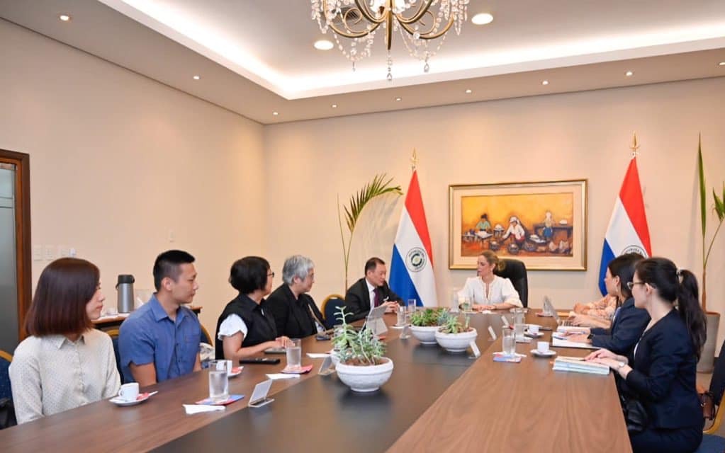 Paraguay's First Lady, Leticia, met Associate Professor Hsin-Chun Tsai, Assistant Professor Shiang-I Juan, and Teacher Yu-Chieh Lin at the official residence to discuss flooding issues in the low-lying regions of Paraguay.