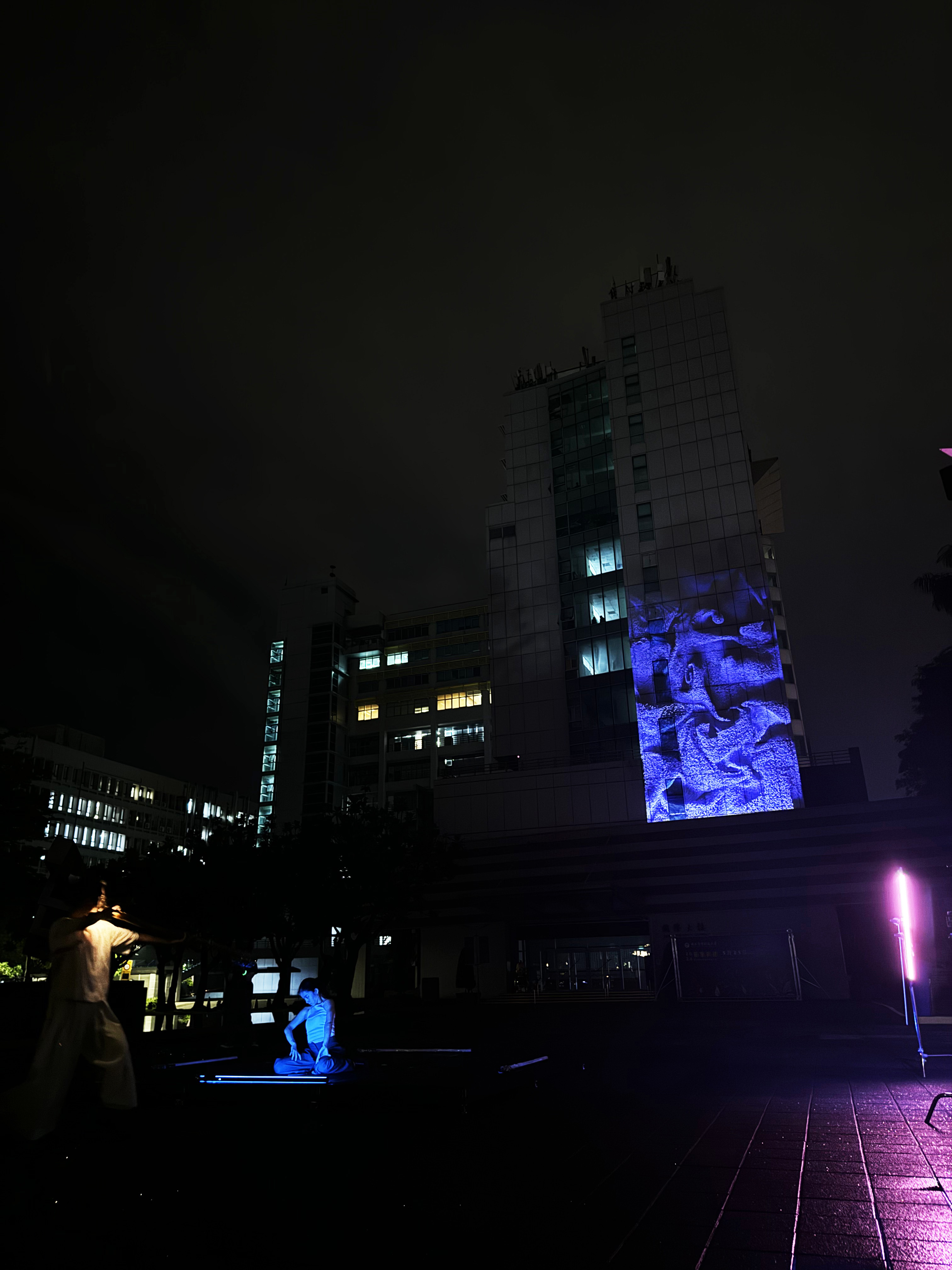 Resident artists Hsuan-Ming Chen and Jui-Min Huang collaborated with dancer Chih-Ying Hsieh and musician Pei-Yuan Chen to create and perform “Mixer”, a visually immersive experience.